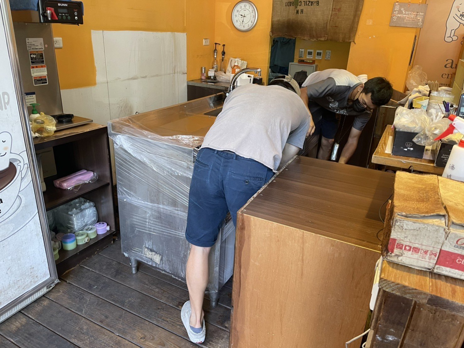只需搬一件家具?搬運單一生財器具、營業用冰箱、【榮福搬家】餐飲集團撤櫃、百貨撤櫃、百貨餐飲撤櫃、撤櫃暫放倉儲、餐飲設備暫放倉儲、三門工作台冰箱、桌上型烘豆機、餐飲工作檯、營業用冰箱精緻包裝、營業用冰箱暫放倉儲、中島展示櫃精緻包裝、工作檯包裝,工作桌、長桌吧檯,台北搬家公司推薦:大台北搬家,精緻包裝搬運「細膩包裝、專業搬運、用心服務、以客為尊」是榮福搬家公司的宗旨與精神。歡迎立即來電02-2651-2727專人服務。 只需搬一件家具?搬運單一生財器具、營業用冰箱、【榮福搬家】餐飲集團撤櫃、百貨撤櫃、百貨餐飲撤櫃、撤櫃暫放倉儲、餐飲設備暫放倉儲、三門工作台冰箱、桌上型烘豆機、餐飲工作檯、營業用冰箱精緻包裝、營業用冰箱暫放倉儲、中島展示櫃精緻包裝、工作檯包裝,工作桌、長桌吧檯,台北搬家公司推薦:大台北搬家,精緻包裝搬運「細膩包裝、專業搬運、用心服務、以客為尊」是榮福搬家公司的宗旨與精神。歡迎立即來電02-2651-2727專人服務。
