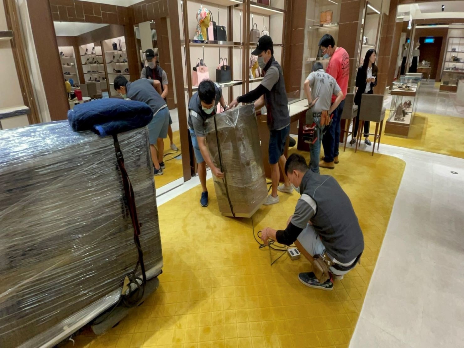 搬家公司推薦、台北搬家推薦【榮福搬家公司】南港搬家、桃園搬家公司推薦、新北搬家公司推薦、企業搬運服務、搬公司行號、廠房遷移、公司行號搬遷、政府機關搬遷、百貨專櫃遷移、學校單位搬遷、精緻包裝、家庭搬家、搬鋼琴、搬工,針對顧客都秉持以用心實在專業搬家技巧,搬家實在用心值得您的信賴與選擇。歡迎來電咨詢02-2651-2727,榮福搬家有專員立即為您服務。 搬家公司推薦、台北搬家推薦【榮福搬家公司】南港搬家、桃園搬家公司推薦、新北搬家公司推薦、企業搬運服務、搬公司行號、廠房遷移、公司行號搬遷、政府機關搬遷、百貨專櫃遷移、學校單位搬遷、精緻包裝、家庭搬家、搬鋼琴、搬工,針對顧客都秉持以用心實在專業搬家技巧,搬家實在用心值得您的信賴與選擇。歡迎來電咨詢02-2651-2727,榮福搬家有專員立即為您服務。