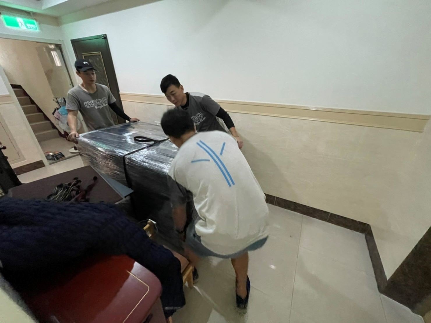 搬家公司推薦、新北搬家推薦【榮福搬家公司】南港搬家、精搬魚缸、桃園搬家公司推薦、台北搬家公司推薦、廢棄家具處理、廢棄家具清運、家庭廢棄物清運、清運、搬家、家具垃圾清運、搬家具、冰箱搬運、基隆搬家、搬洗衣機、搬家電、床墊搬運、搬保險櫃、搬金庫、搬公司行號、跨縣市搬家、家庭搬家、搬家首選、搬鋼琴、搬工、搬運、搬家紙箱,針對顧客都秉持以用心實在專業搬家技巧,搬家實在用心值得您的信賴與選擇。歡迎來電咨詢02-2651-2727,榮福搬家有專員立即為您服務。 搬家公司推薦、新北搬家推薦【榮福搬家公司】南港搬家、精搬魚缸、桃園搬家公司推薦、台北搬家公司推薦、廢棄家具處理、廢棄家具清運、家庭廢棄物清運、清運、搬家、家具垃圾清運、搬家具、冰箱搬運、基隆搬家、搬洗衣機、搬家電、床墊搬運、搬保險櫃、搬金庫、搬公司行號、跨縣市搬家、家庭搬家、搬家首選、搬鋼琴、搬工、搬運、搬家紙箱,針對顧客都秉持以用心實在專業搬家技巧,搬家實在用心值得您的信賴與選擇。歡迎來電咨詢02-2651-2727,榮福搬家有專員立即為您服務。