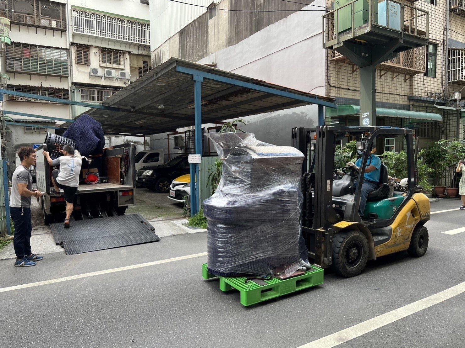 咖啡廠房商用烘豆機搬運、個人工作室烘豆機搬運、搬特殊重物商用烘豆機【榮福搬家】搬特殊重物落地型烘豆機、搬桌上型烘豆機、搬咖啡烘配去石機、搬咖啡烘焙剔石機、搬咖啡豆風選機、搬咖啡豆檢石機、搬咖啡豆選石機、營業用攪拌機搬運、營業用冰箱精緻包裝、營業用烤箱搬遷、麵包切割機、營業用冰箱搬遷、工作檯包裝,工作桌,台北搬家公司推薦:大台北搬家,精緻包裝搬運「細膩包裝、專業搬運、用心服務、以客為尊」是榮福搬家公司的宗旨與精神。歡迎立即來電02-2651-2727專人服務。 咖啡廠房商用烘豆機搬運、個人工作室烘豆機搬運、搬特殊重物商用烘豆機【榮福搬家】搬特殊重物落地型烘豆機、搬桌上型烘豆機、搬咖啡烘配去石機、搬咖啡烘焙剔石機、搬咖啡豆風選機、搬咖啡豆檢石機、搬咖啡豆選石機、營業用攪拌機搬運、營業用冰箱精緻包裝、營業用烤箱搬遷、麵包切割機、營業用冰箱搬遷、工作檯包裝,工作桌,台北搬家公司推薦:大台北搬家,精緻包裝搬運「細膩包裝、專業搬運、用心服務、以客為尊」是榮福搬家公司的宗旨與精神。歡迎立即來電02-2651-2727專人服務。