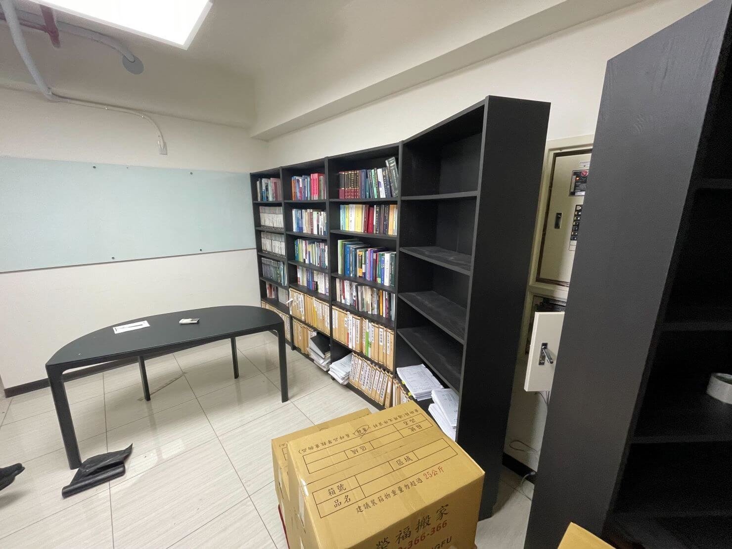 【榮福搬家公司】台北搬公司行號、南港搬公司行號、新北搬公司行號、雙北搬公司行號、中永和搬公司行號、板橋搬公司行號、基隆搬公司行號、五股搬公司行號、桃園搬公司行號、專人到公司打包整理推薦搬運辦公桌、文件資料櫃搬運、書櫃資料櫃搬運、辦公椅、搬資料櫃、辦公室遷移、搬會客桌、碎紙機、印表機、搬玻璃櫥白板、文件收納櫃拆組裝、書櫃拆組裝事務機搬運、搬電腦設備、個人辦公室搬遷、事務所搬遷、律師事務所搬遷、公司行號搬遷、政府機關搬遷、學校單位搬遷、辦公室專人打包裝箱、辦公文件專人打包裝箱分類、搬家紙箱、搬鐵櫃、搬保密文件、保密文件銷毀、搬工計時、搬工服務、人力搬運,針對顧客都秉持以用心實在專業搬家技巧,搬家實在用心值得您的信賴與選擇。歡迎來電咨詢02-2651-2727,榮福搬家有專員立即為您服務。 【榮福搬家公司】台北搬公司行號、南港搬公司行號、新北搬公司行號、雙北搬公司行號、中永和搬公司行號、板橋搬公司行號、基隆搬公司行號、五股搬公司行號、桃園搬公司行號、專人到公司打包整理推薦搬運辦公桌、文件資料櫃搬運、書櫃資料櫃搬運、辦公椅、搬資料櫃、辦公室遷移、搬會客桌、碎紙機、印表機、搬玻璃櫥白板、文件收納櫃拆組裝、書櫃拆組裝事務機搬運、搬電腦設備、個人辦公室搬遷、事務所搬遷、律師事務所搬遷、公司行號搬遷、政府機關搬遷、學校單位搬遷、辦公室專人打包裝箱、辦公文件專人打包裝箱分類、搬家紙箱、搬鐵櫃、搬保密文件、保密文件銷毀、搬工計時、搬工服務、人力搬運,針對顧客都秉持以用心實在專業搬家技巧,搬家實在用心值得您的信賴與選擇。歡迎來電咨詢02-2651-2727,榮福搬家有專員立即為您服務。