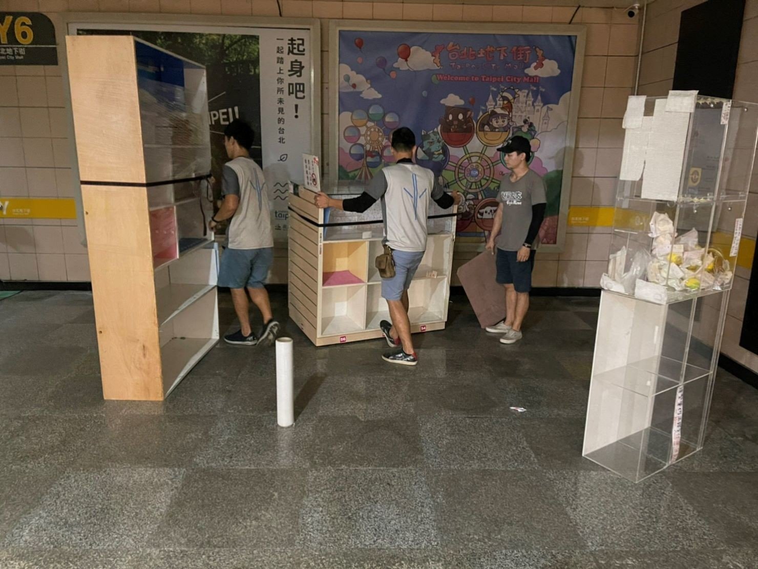 捷運地下街店面搬遷【榮福搬家公司】店面搬遷、精搬金庫、搬保險櫃、精搬魚缸、魚缸搬運、跨縣搬家、搬工派遣、搬洗衣機、搬床墊、搬冰箱、搬家具、搬家首選、吊掛搬運、吊家具搬運、新北搬家公司推薦、桃園搬家推薦、南港搬家、基隆搬家、台北搬家公司推薦:大台北搬家,精緻包裝搬運「細膩包裝、專業搬運、用心服務、以客為尊」是榮福搬家公司的宗旨與精神。歡迎立即來電02-2651-2727專人服務。 捷運地下街店面搬遷【榮福搬家公司】店面搬遷、精搬金庫、搬保險櫃、精搬魚缸、魚缸搬運、跨縣搬家、搬工派遣、搬洗衣機、搬床墊、搬冰箱、搬家具、搬家首選、吊掛搬運、吊家具搬運、新北搬家公司推薦、桃園搬家推薦、南港搬家、基隆搬家、台北搬家公司推薦:大台北搬家,精緻包裝搬運「細膩包裝、專業搬運、用心服務、以客為尊」是榮福搬家公司的宗旨與精神。歡迎立即來電02-2651-2727專人服務。