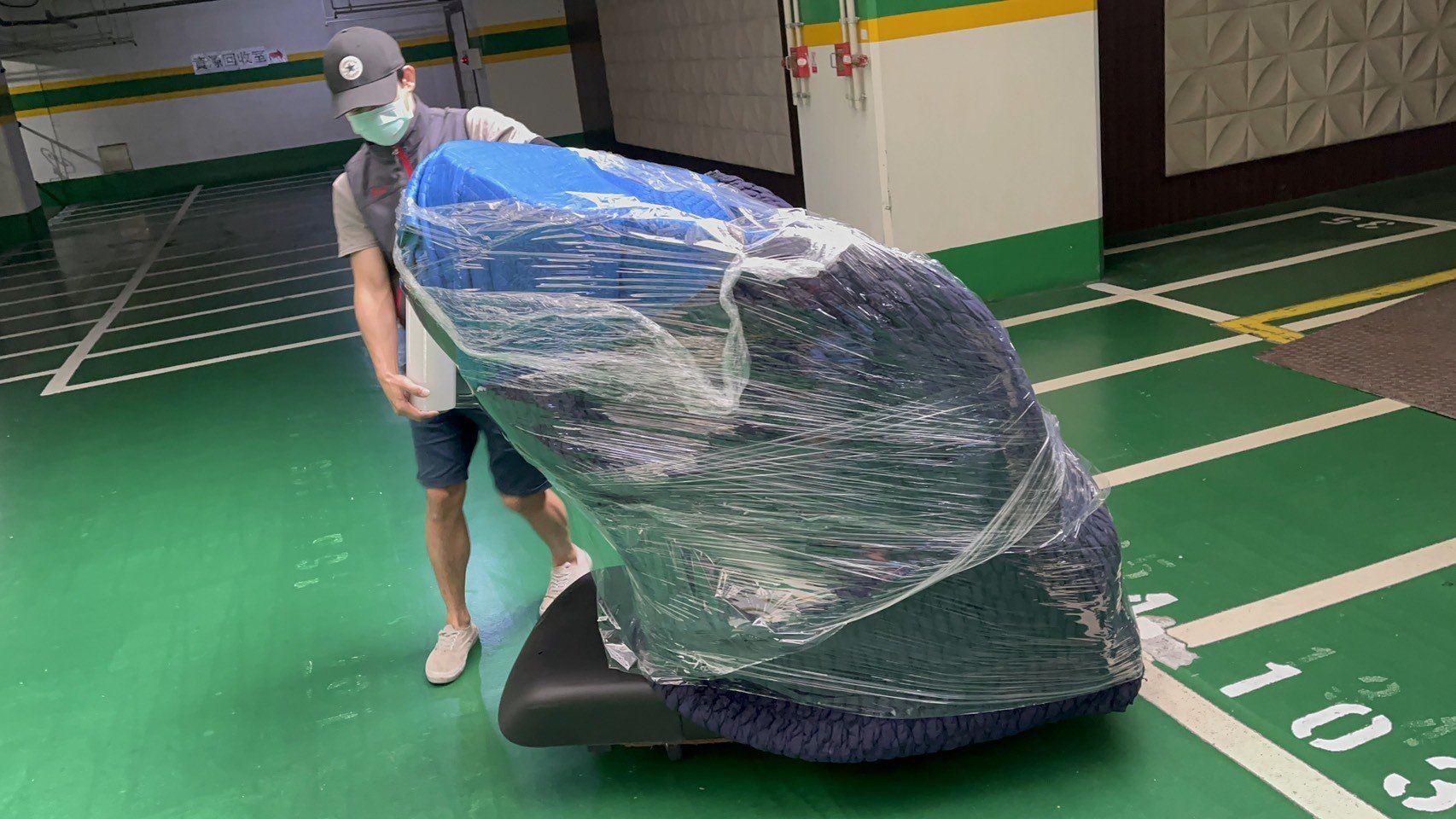 搬重物、重物搬運實錄【榮福搬家公司】搬按摩椅、搬電動床、搬醫療床、搬洗衣機、搬披薩窯、精搬金庫、搬保險櫃、精搬魚缸、精搬鋼琴、跨縣市搬家、搬工派遣、搬運、床墊搬運、冰箱搬運、搬家具、搬家首選、吊掛搬運、吊家具搬運、特殊重物搬運、專搬重物、新北搬家推薦、搬家公司、基隆搬家、南港搬家、桃園搬家公司、台北搬家公司推薦:大台北搬家,精緻包裝搬運「細膩包裝、專業搬運、用心服務、以客為尊」是榮福搬家公司的宗旨與精神。歡迎立即來電02-2651-2727專人服務。 搬重物、重物搬運實錄【榮福搬家公司】搬按摩椅、搬電動床、搬醫療床、搬洗衣機、搬披薩窯、精搬金庫、搬保險櫃、精搬魚缸、精搬鋼琴、跨縣市搬家、搬工派遣、搬運、床墊搬運、冰箱搬運、搬家具、搬家首選、吊掛搬運、吊家具搬運、特殊重物搬運、專搬重物、新北搬家推薦、搬家公司、基隆搬家、南港搬家、桃園搬家公司、台北搬家公司推薦:大台北搬家,精緻包裝搬運「細膩包裝、專業搬運、用心服務、以客為尊」是榮福搬家公司的宗旨與精神。歡迎立即來電02-2651-2727專人服務。