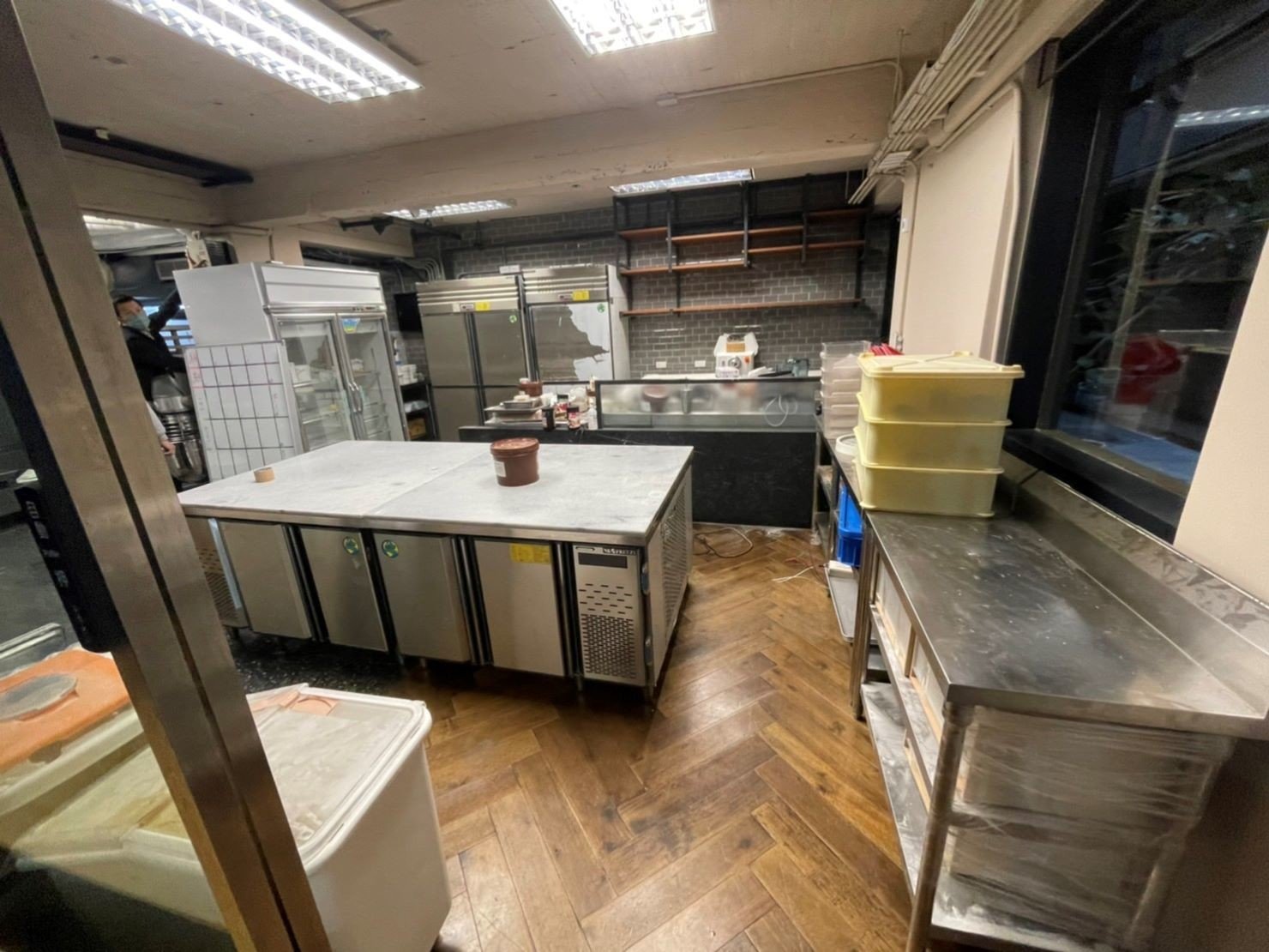 【榮福搬家】烘焙店面搬遷、甜點店面搬遷、麵包店搬遷、店面搬遷暫放倉儲、餐飲設備暫放倉儲、訂製餐桌椅精緻包裝、營業用攪拌機搬運、營業用冰箱精緻包裝、營業用烤箱搬遷、麵包切割機、營業用冰箱搬遷、工作檯包裝,工作桌,台北搬家公司推薦:大台北搬家,精緻包裝搬運「細膩包裝、專業搬運、用心服務、以客為尊」是榮福搬家公司的宗旨與精神。歡迎立即來電02-2651-2727專人服務。 【榮福搬家】烘焙店面搬遷、甜點店面搬遷、麵包店搬遷、店面搬遷暫放倉儲、餐飲設備暫放倉儲、訂製餐桌椅精緻包裝、營業用攪拌機搬運、營業用冰箱精緻包裝、營業用烤箱搬遷、麵包切割機、營業用冰箱搬遷、工作檯包裝,工作桌,台北搬家公司推薦:大台北搬家,精緻包裝搬運「細膩包裝、專業搬運、用心服務、以客為尊」是榮福搬家公司的宗旨與精神。歡迎立即來電02-2651-2727專人服務。