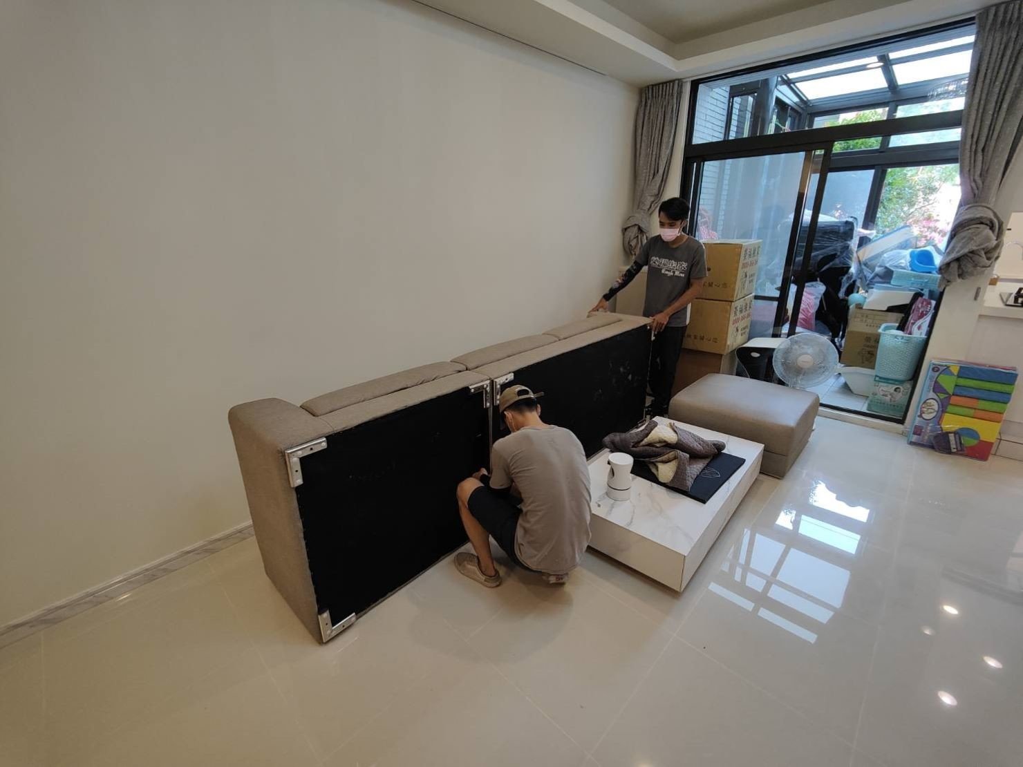 搬家具、冰箱搬運、基隆搬家、搬家電、床墊搬運、搬衣櫃、搬大型家具、搬公司行號、家庭搬家、搬鋼琴、搬工計時、人工搬運、搬運、搬家紙箱,針對顧客都秉持以用心實在專業搬家技巧,搬家實在用心值得您的信賴與選擇。【榮福搬家公司】搬家首選、搬家公司推薦:優質搬家,包裝搬運「細膩包裝、專業搬運、用心服務、以客為尊」是榮福搬家公司的宗旨與精神。歡迎立即來電02-2651-2727專人服務。系統式家具拆裝找專業的榮福搬家就對了。 搬家具、冰箱搬運、基隆搬家、搬家電、床墊搬運、搬衣櫃、搬大型家具、搬公司行號、家庭搬家、搬鋼琴、搬工計時、人工搬運、搬運、搬家紙箱,針對顧客都秉持以用心實在專業搬家技巧,搬家實在用心值得您的信賴與選擇。【榮福搬家公司】搬家首選、搬家公司推薦:優質搬家,包裝搬運「細膩包裝、專業搬運、用心服務、以客為尊」是榮福搬家公司的宗旨與精神。歡迎立即來電02-2651-2727專人服務。系統式家具拆裝找專業的榮福搬家就對了。