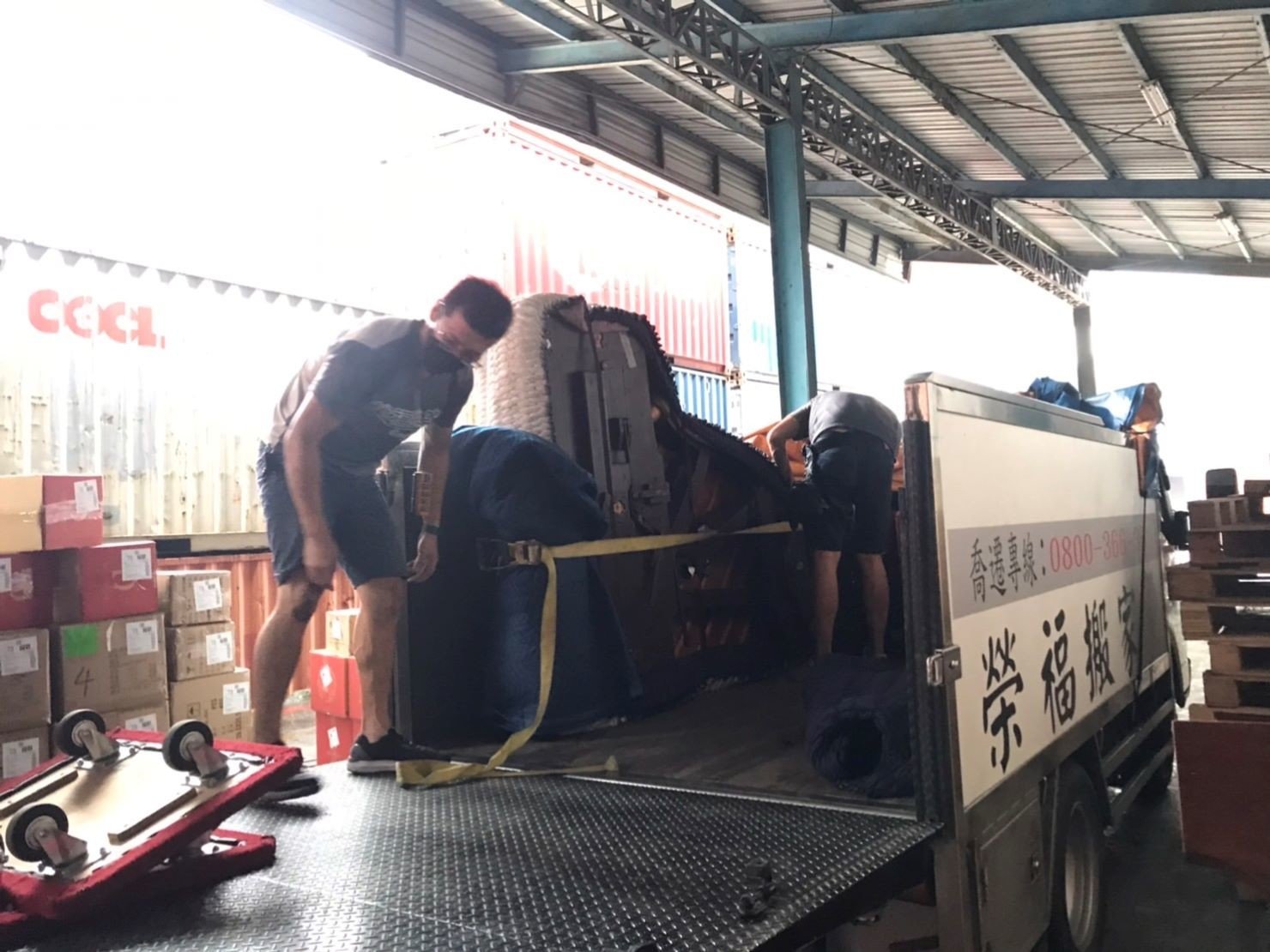 特殊搬運、搬重物【榮福搬家公司】精緻包裝鋼琴、演奏鋼琴、三角鋼琴、鋼琴搬運、音樂廳平台式鋼琴搬運、演奏會平台式鋼琴搬運、飯店平台式鋼琴搬運、跨縣市搬鋼琴、鋼琴室內移動、搬鋼琴首選、鋼琴吊掛搬運、專搬重物、搬重物技巧、新北鋼琴搬運公司推薦、大台北鋼琴搬運公司、桃園鋼琴搬運公司、新竹鋼琴搬運公司、台北搬家公司推薦:大台北搬家,精緻包裝搬運「細膩包裝、專業搬運、用心服務、以客為尊」是榮福搬家公司的宗旨與精神。歡迎立即來電02-2651-2727專人服務。 特殊搬運、搬重物【榮福搬家公司】精緻包裝鋼琴、演奏鋼琴、三角鋼琴、鋼琴搬運、音樂廳平台式鋼琴搬運、演奏會平台式鋼琴搬運、飯店平台式鋼琴搬運、跨縣市搬鋼琴、鋼琴室內移動、搬鋼琴首選、鋼琴吊掛搬運、專搬重物、搬重物技巧、新北鋼琴搬運公司推薦、大台北鋼琴搬運公司、桃園鋼琴搬運公司、新竹鋼琴搬運公司、台北搬家公司推薦:大台北搬家,精緻包裝搬運「細膩包裝、專業搬運、用心服務、以客為尊」是榮福搬家公司的宗旨與精神。歡迎立即來電02-2651-2727專人服務。