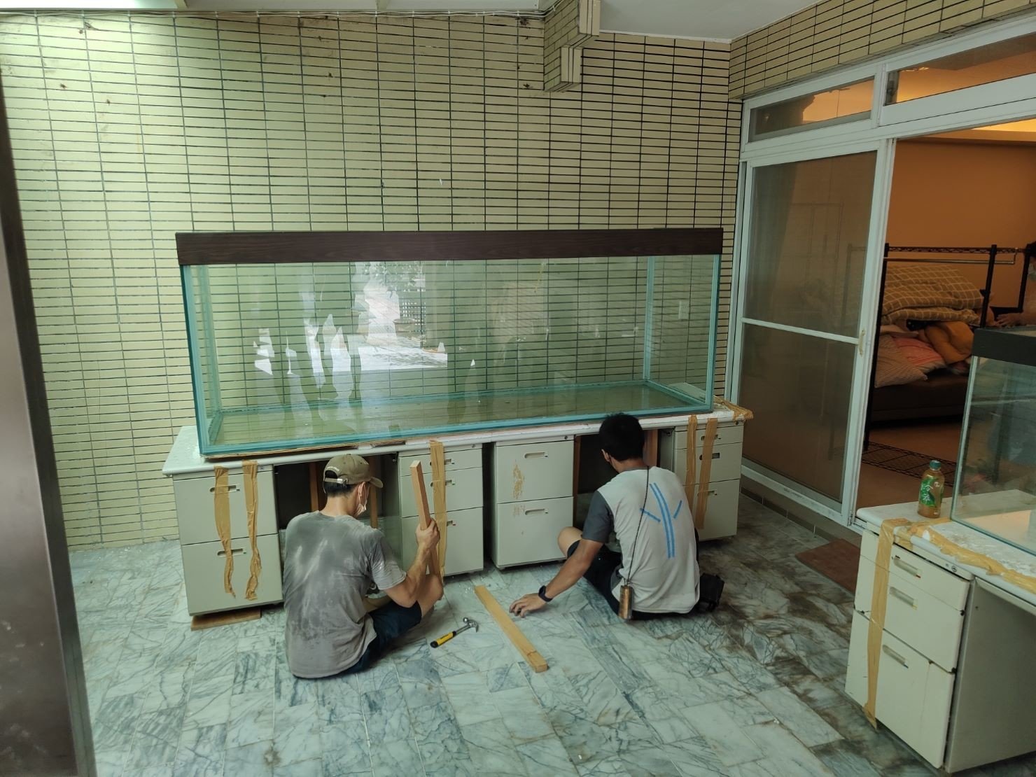 特殊搬運、搬重物【榮福搬家公司】8尺玻璃魚缸、搬單一玻璃魚缸、水族魚缸、精搬魚缸、展示魚缸、風水魚缸、搬魚缸、家庭搬家、跨縣市搬家、搬工計時、人力搬運、、搬家首選、特殊重物搬運、專搬重物、搬重物技巧、新北搬家公司推薦、搬家車、搬家公司、基隆搬家、南港搬家、桃園搬家公司推薦、台北搬家公司推薦:大台北搬家,精緻包裝搬運「細膩包裝、專業搬運、用心服務、以客為尊」是榮福搬家公司的宗旨與精神。歡迎立即來電02-2651-2727專人服務。 特殊搬運、搬重物【榮福搬家公司】8尺玻璃魚缸、搬單一玻璃魚缸、水族魚缸、精搬魚缸、展示魚缸、風水魚缸、搬魚缸、家庭搬家、跨縣市搬家、搬工計時、人力搬運、、搬家首選、特殊重物搬運、專搬重物、搬重物技巧、新北搬家公司推薦、搬家車、搬家公司、基隆搬家、南港搬家、桃園搬家公司推薦、台北搬家公司推薦:大台北搬家,精緻包裝搬運「細膩包裝、專業搬運、用心服務、以客為尊」是榮福搬家公司的宗旨與精神。歡迎立即來電02-2651-2727專人服務。