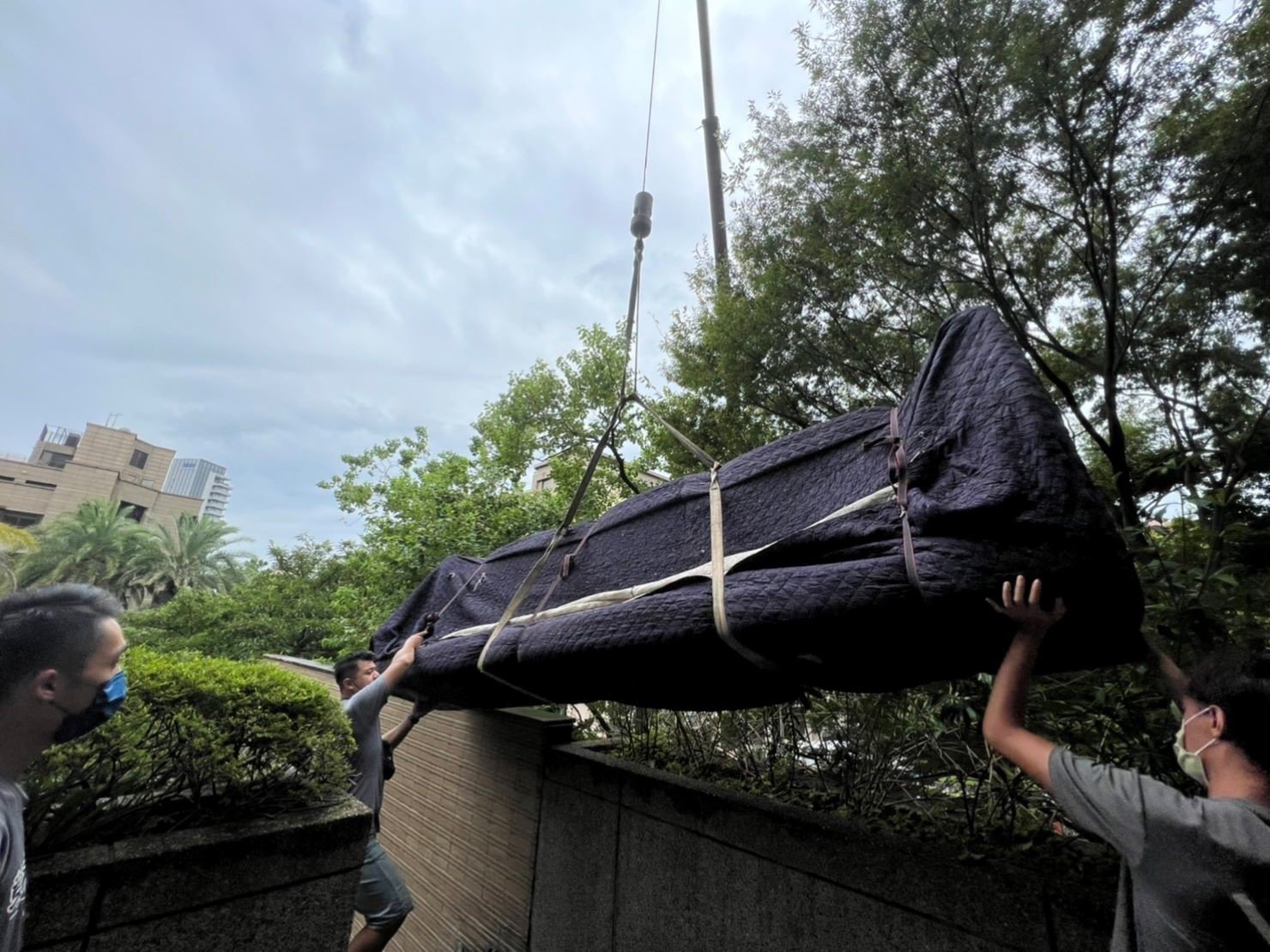 台北搬家吊掛搬運∣南港搬家吊掛搬運∣新北搬家吊掛搬運∣雙北搬家吊掛搬運∣汐止搬家吊掛搬運∣五股搬家吊掛搬運∣中永和搬家吊掛搬運∣板橋搬家吊掛搬運∣桃園搬家吊掛搬運推薦【榮福搬家】屬專業搬家細膩運唯一首選,累積20年各式各樣特殊重物的搬運經驗,專業敏捷快速完成您的各項搬運任務。榮福搬家具備精緻包裝搬運「細膩包裝、專業搬運、用心服務、以客為尊」是榮福搬家公司的宗旨與精神。歡迎立即來電02-2651-2727專人服務。 台北搬家吊掛搬運∣南港搬家吊掛搬運∣新北搬家吊掛搬運∣雙北搬家吊掛搬運∣汐止搬家吊掛搬運∣五股搬家吊掛搬運∣中永和搬家吊掛搬運∣板橋搬家吊掛搬運∣桃園搬家吊掛搬運推薦【榮福搬家】屬專業搬家細膩運唯一首選,累積20年各式各樣特殊重物的搬運經驗,專業敏捷快速完成您的各項搬運任務。榮福搬家具備精緻包裝搬運「細膩包裝、專業搬運、用心服務、以客為尊」是榮福搬家公司的宗旨與精神。歡迎立即來電02-2651-2727專人服務。