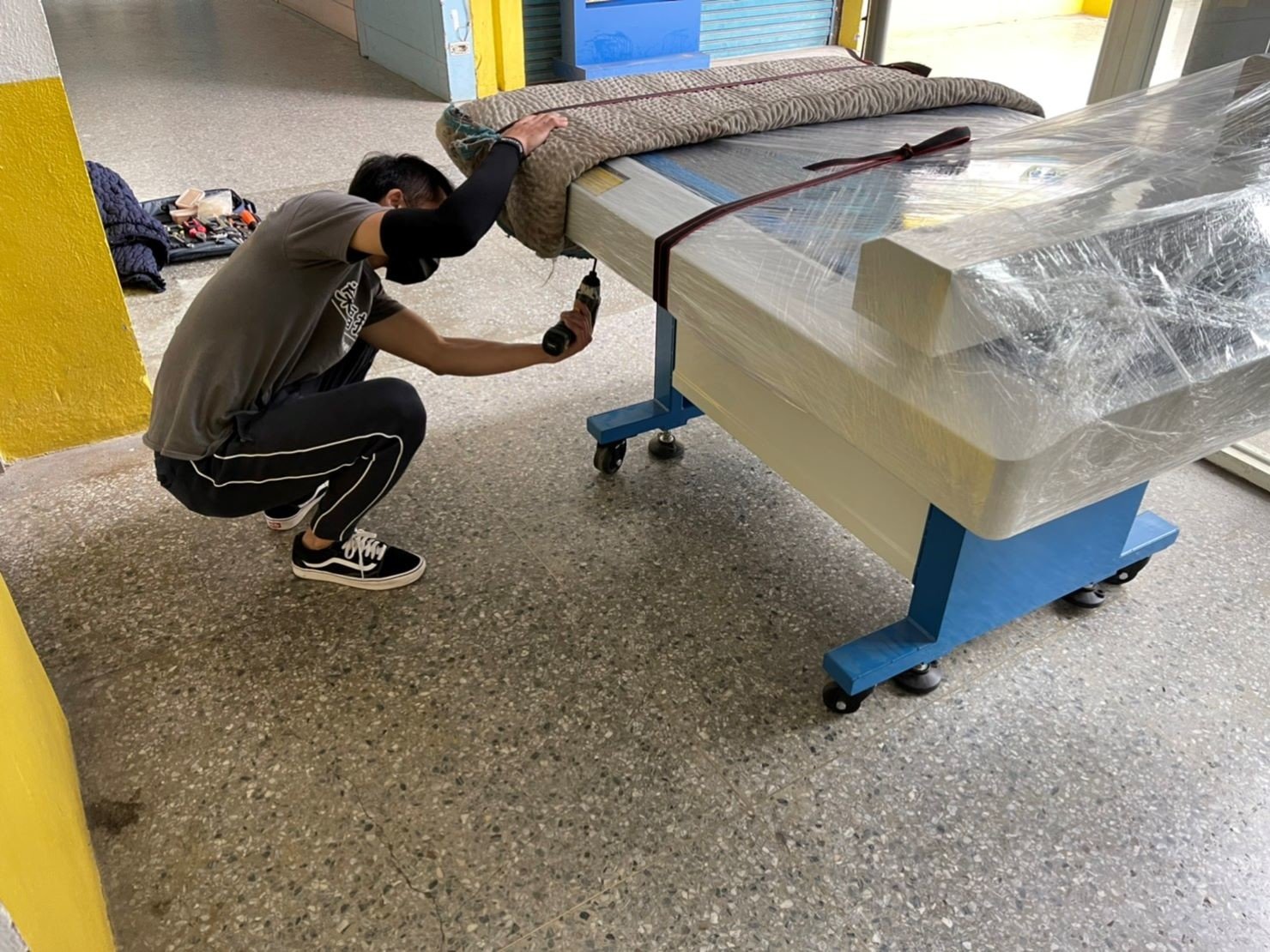 各式機台搬運、搬重物【榮福搬家公司】搬雷射雕刻切割機、石墩搬運、搬石頭椅、搬石頭桌、搬洗衣機、搬大型販賣機、大型健身器材搬運、大型廚房設備搬運、搬三角琴、搬超低溫冷凍櫃、搬披薩窯、精搬金庫、搬保險櫃、搬按摩椅、搬電動床、搬醫療床、搬電動醫療床、精搬魚缸、精搬鋼琴、跨縣市搬家、搬工計時、人力搬運、搬運、搬床墊、營業用冰箱搬運、搬家具、搬家首選、吊掛搬運、吊家具搬運、特殊重物搬運、專搬重物、新北搬家推薦、搬家公司、基隆搬家、南港搬家、桃園搬家公司、台北搬家公司推薦:大台北搬家,精緻包裝搬運「細膩包裝、專業搬運、用心服務、以客為尊」是榮福搬家公司的宗旨與精神。歡迎立即來電02-2651-2727專人服務。 各式機台搬運、搬重物【榮福搬家公司】搬雷射雕刻切割機、石墩搬運、搬石頭椅、搬石頭桌、搬洗衣機、搬大型販賣機、大型健身器材搬運、大型廚房設備搬運、搬三角琴、搬超低溫冷凍櫃、搬披薩窯、精搬金庫、搬保險櫃、搬按摩椅、搬電動床、搬醫療床、搬電動醫療床、精搬魚缸、精搬鋼琴、跨縣市搬家、搬工計時、人力搬運、搬運、搬床墊、營業用冰箱搬運、搬家具、搬家首選、吊掛搬運、吊家具搬運、特殊重物搬運、專搬重物、新北搬家推薦、搬家公司、基隆搬家、南港搬家、桃園搬家公司、台北搬家公司推薦:大台北搬家,精緻包裝搬運「細膩包裝、專業搬運、用心服務、以客為尊」是榮福搬家公司的宗旨與精神。歡迎立即來電02-2651-2727專人服務。