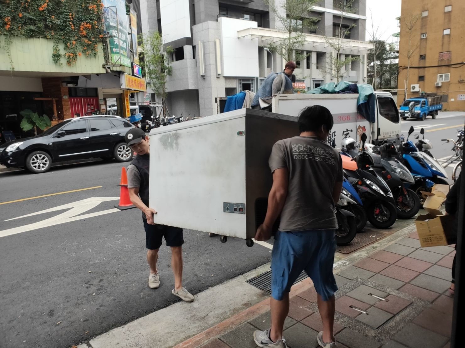 店面搬遷、重物搬運、搬生財器具、大型廚房設備搬運【榮福搬家公司】搬製冰機、搬臥式冰櫃、廠房遷移、中央廚房搬遷、搬洗衣機、搬披薩窯、精搬金庫、搬保險櫃、精搬魚缸、精搬鋼琴、廚具設備搬運、搬工計時、人力搬運、搬運、床墊搬運、搬營業用冰箱、冰箱搬運、搬家首選、吊掛搬運、搬公司行號、特殊重物搬運、專搬重物、新北搬家推薦、搬家公司、基隆搬家、南港搬家、桃園搬家公司、台北搬家公司推薦:大台北搬家,精緻包裝搬運「細膩包裝、專業搬運、用心服務、以客為尊」是榮福搬家公司的宗旨與精神。歡迎立即來電02-2651-2727專人服務。 店面搬遷、重物搬運、搬生財器具、大型廚房設備搬運【榮福搬家公司】搬製冰機、搬臥式冰櫃、廠房遷移、中央廚房搬遷、搬洗衣機、搬披薩窯、精搬金庫、搬保險櫃、精搬魚缸、精搬鋼琴、廚具設備搬運、搬工計時、人力搬運、搬運、床墊搬運、搬營業用冰箱、冰箱搬運、搬家首選、吊掛搬運、搬公司行號、特殊重物搬運、專搬重物、新北搬家推薦、搬家公司、基隆搬家、南港搬家、桃園搬家公司、台北搬家公司推薦:大台北搬家,精緻包裝搬運「細膩包裝、專業搬運、用心服務、以客為尊」是榮福搬家公司的宗旨與精神。歡迎立即來電02-2651-2727專人服務。