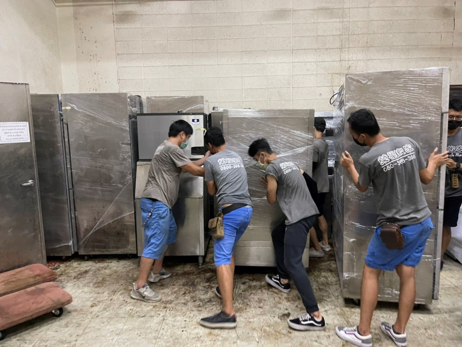 店面搬遷、搬家公司推薦、台北搬家推薦【榮福搬家公司】搬生財器具、搬冷凍櫃、搬冷藏冰箱、大型爐台搬運、搬窯烤爐、搬營業用蒸烤箱、南港搬家、桃園搬家公司推薦、新北搬家公司推薦、百貨公司進撤櫃、專櫃進撤櫃、企業搬運服務、搬公司行號、廠房遷移、搬精密儀器、公司行號搬遷、政府機關搬遷、百貨專櫃遷移、學校單位搬遷、大型設備搬遷、搬大型廚房設備、中央廚房搬遷、搬營業用冰箱、搬營業用製冰機、三層營業用烤箱搬運、搬工作檯冰箱、搬工計時、搬工服務、人力搬運,針對顧客都秉持以用心實在專業搬家技巧,搬家實在用心值得您的信賴與選擇。歡迎來電咨詢02-2651-2727,榮福搬家有專員立即為您服務。 店面搬遷、搬家公司推薦、台北搬家推薦【榮福搬家公司】搬生財器具、搬冷凍櫃、搬冷藏冰箱、大型爐台搬運、搬窯烤爐、搬營業用蒸烤箱、南港搬家、桃園搬家公司推薦、新北搬家公司推薦、百貨公司進撤櫃、專櫃進撤櫃、企業搬運服務、搬公司行號、廠房遷移、搬精密儀器、公司行號搬遷、政府機關搬遷、百貨專櫃遷移、學校單位搬遷、大型設備搬遷、搬大型廚房設備、中央廚房搬遷、搬營業用冰箱、搬營業用製冰機、三層營業用烤箱搬運、搬工作檯冰箱、搬工計時、搬工服務、人力搬運,針對顧客都秉持以用心實在專業搬家技巧,搬家實在用心值得您的信賴與選擇。歡迎來電咨詢02-2651-2727,榮福搬家有專員立即為您服務。