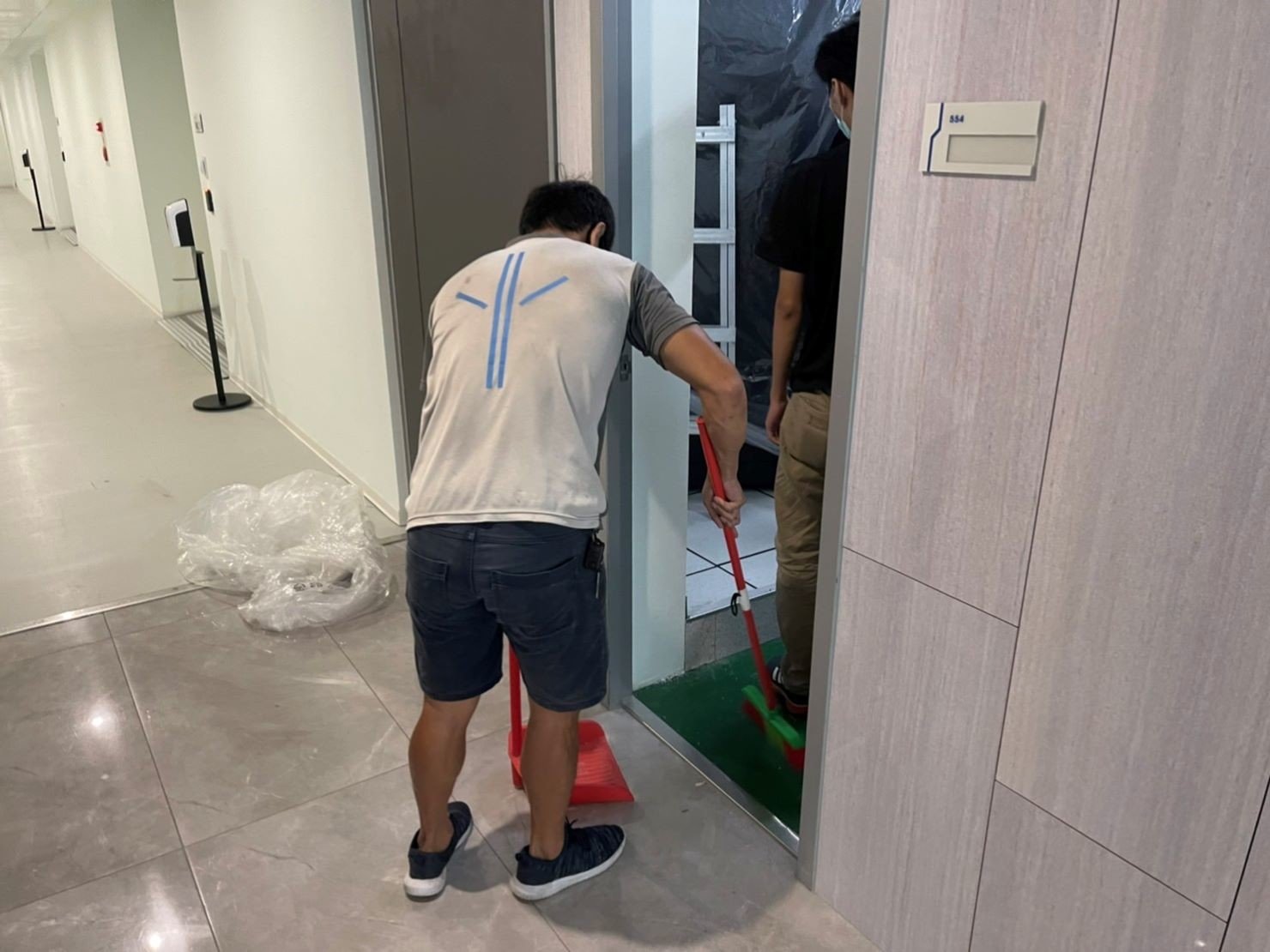 搬機器、搬設備、搬機器機櫃、搬UPS設備、搬電池櫃、搬旁路開關、搬重物【榮福搬家公司】、搬魚缸、搬鋼琴、搬金庫、人力搬運、搬按摩椅、搬家首選、吊掛搬運、吊金庫搬運、特殊重物搬運、單件重物搬運、搬醫療床、專搬重物、企業搬運服務、公司行號搬遷、搬遷、新北搬家公司推薦、搬家公司、基隆搬家、南港搬家、桃園搬家公司推薦、台北搬家公司推薦:大台北搬家,精緻包裝搬運「細膩包裝、專業搬運、用心服務、以客為尊」是榮福搬家公司的宗旨與精神。歡迎立即來電02-2651-2727專人服務。 搬機器、搬設備、搬機器機櫃、搬UPS設備、搬電池櫃、搬旁路開關、搬重物【榮福搬家公司】、搬魚缸、搬鋼琴、搬金庫、人力搬運、搬按摩椅、搬家首選、吊掛搬運、吊金庫搬運、特殊重物搬運、單件重物搬運、搬醫療床、專搬重物、企業搬運服務、公司行號搬遷、搬遷、新北搬家公司推薦、搬家公司、基隆搬家、南港搬家、桃園搬家公司推薦、台北搬家公司推薦:大台北搬家,精緻包裝搬運「細膩包裝、專業搬運、用心服務、以客為尊」是榮福搬家公司的宗旨與精神。歡迎立即來電02-2651-2727專人服務。