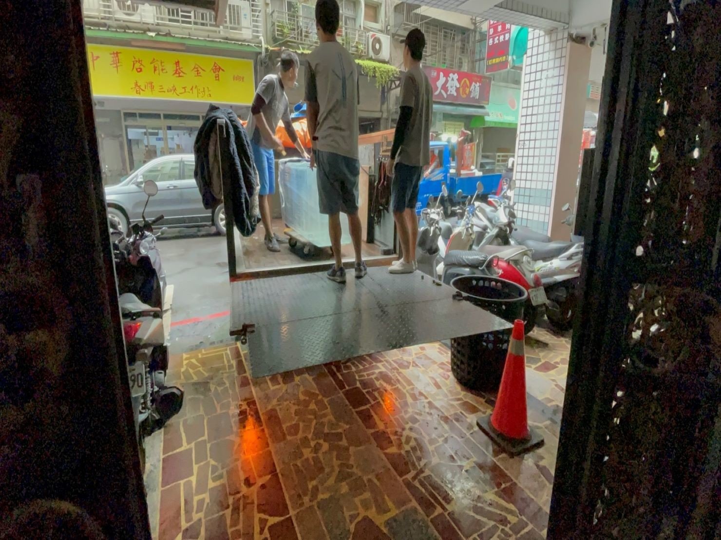 搬家公司推薦、新北搬家推薦【榮福搬家公司】南港搬家、精搬魚缸、桃園搬家公司推薦、台北搬家公司推薦、廢棄家具處理、廢棄家具清運、家庭廢棄物清運、清運、搬家、家具垃圾清運、搬家具、冰箱搬運、基隆搬家、搬洗衣機、搬家電、床墊搬運、搬保險櫃、搬金庫、搬公司行號、跨縣市搬家、搬沙發、家庭搬家、搬家首選、搬鋼琴、搬工、搬運、搬家紙箱,針對顧客都秉持以用心實在專業搬家技巧,搬家實在用心值得您的信賴與選擇。歡迎來電咨詢02-2651-2727,榮福搬家有專員立即為您服務。 搬家公司推薦、新北搬家推薦【榮福搬家公司】南港搬家、精搬魚缸、桃園搬家公司推薦、台北搬家公司推薦、廢棄家具處理、廢棄家具清運、家庭廢棄物清運、清運、搬家、家具垃圾清運、搬家具、冰箱搬運、基隆搬家、搬洗衣機、搬家電、床墊搬運、搬保險櫃、搬金庫、搬公司行號、跨縣市搬家、搬沙發、家庭搬家、搬家首選、搬鋼琴、搬工、搬運、搬家紙箱,針對顧客都秉持以用心實在專業搬家技巧,搬家實在用心值得您的信賴與選擇。歡迎來電咨詢02-2651-2727,榮福搬家有專員立即為您服務。