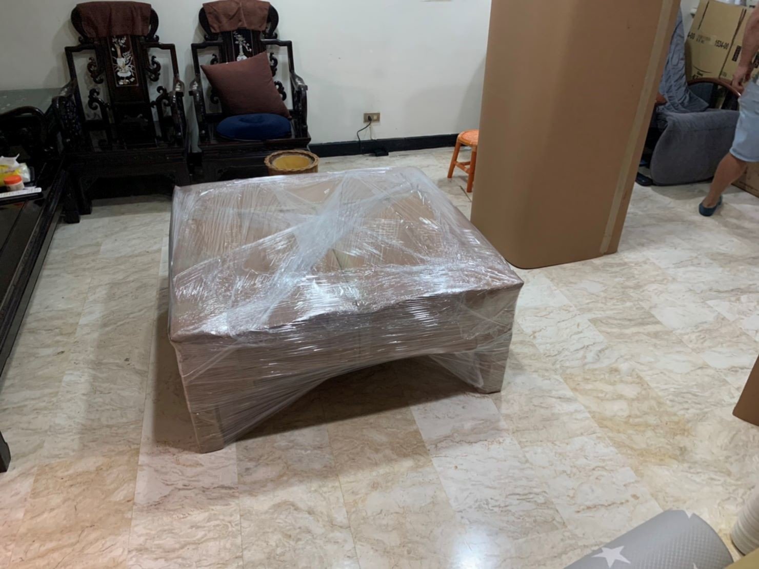 【榮福搬家公司】口碑第一、台北搬家:以膠膜、瓦楞紙將紅木雕刻玻璃桌做包裝防護,專業且細膩的包裝手法,給予家具最大的保護。 【榮福搬家公司】口碑第一、台北搬家:以膠膜、瓦楞紙將紅木雕刻玻璃桌做包裝防護,專業且細膩的包裝手法,給予家具最大的保護。