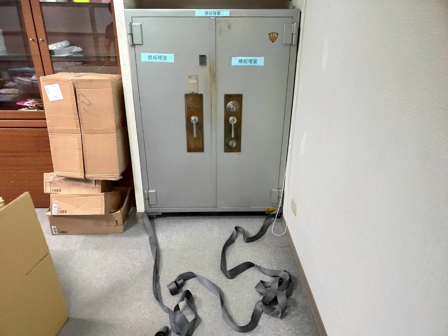搬辦公室【榮福搬家公司】搬家首選、台北搬家公司推薦:重物搬運服務重達600公斤以上的金庫搬運、保險櫃吊掛搬運,包裝搬運「細膩包裝、專業搬運、用心服務、以客為尊」是榮福搬家公司的宗旨與精神。歡迎立即來電02-2651-2727專人服務。 搬辦公室【榮福搬家公司】搬家首選、台北搬家公司推薦:重物搬運服務重達600公斤以上的金庫搬運、保險櫃吊掛搬運,包裝搬運「細膩包裝、專業搬運、用心服務、以客為尊」是榮福搬家公司的宗旨與精神。歡迎立即來電02-2651-2727專人服務。
