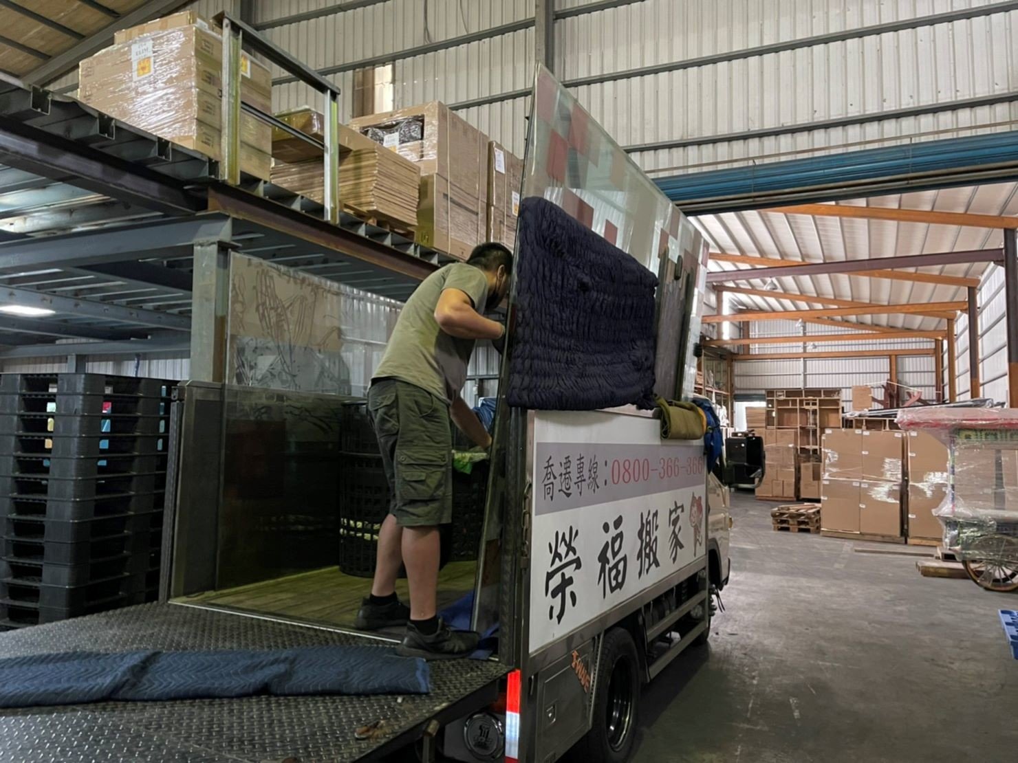 玻璃搬運、搬玻璃、搬重物【榮福搬家公司】精搬重物、精搬魚缸、精搬鋼琴、跨縣市搬家、搬工計時、人力搬運、搬運、搬重物技巧、重物搬運器、搬重物工具、冰箱搬運、搬家具、搬家首選、吊掛搬運、吊家具搬運、吊金庫搬運、特殊重物搬運、單件重物搬運、搬醫療床、專搬重物、企業搬運服務、公司行號搬遷、搬遷、新北搬家公司推薦、搬家公司、基隆搬家、南港搬家、桃園搬家公司推薦、台北搬家公司推薦:大台北搬家,精緻包裝搬運「細膩包裝、專業搬運、用心服務、以客為尊」是榮福搬家公司的宗旨與精神。歡迎立即來電02-2651-2727專人服務。 玻璃搬運、搬玻璃、搬重物【榮福搬家公司】精搬重物、精搬魚缸、精搬鋼琴、跨縣市搬家、搬工計時、人力搬運、搬運、搬重物技巧、重物搬運器、搬重物工具、冰箱搬運、搬家具、搬家首選、吊掛搬運、吊家具搬運、吊金庫搬運、特殊重物搬運、單件重物搬運、搬醫療床、專搬重物、企業搬運服務、公司行號搬遷、搬遷、新北搬家公司推薦、搬家公司、基隆搬家、南港搬家、桃園搬家公司推薦、台北搬家公司推薦:大台北搬家,精緻包裝搬運「細膩包裝、專業搬運、用心服務、以客為尊」是榮福搬家公司的宗旨與精神。歡迎立即來電02-2651-2727專人服務。