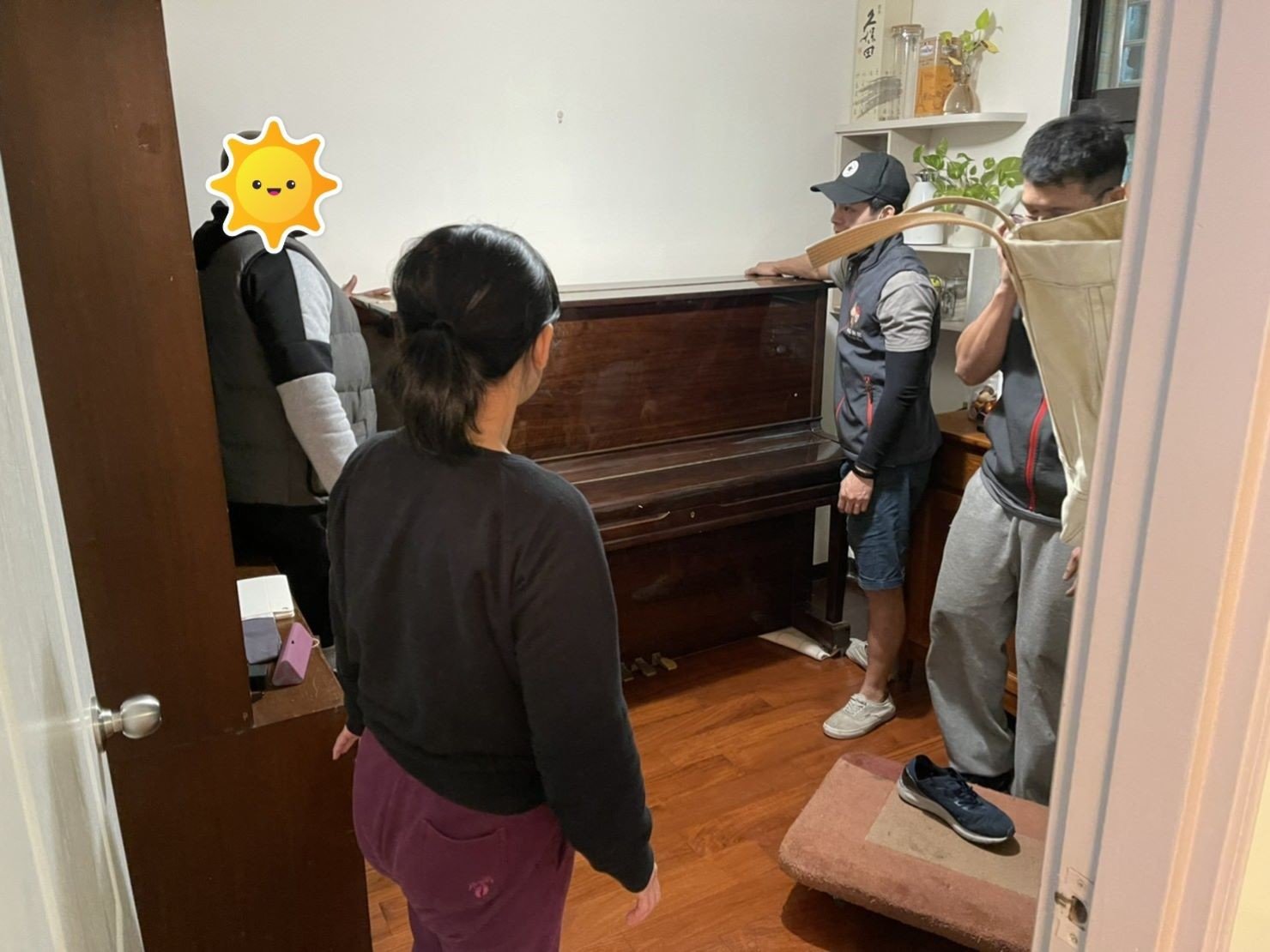 搬鋼琴、搬家公司推薦、新北搬家推薦【榮福搬家公司】南港搬家、桃園搬家公司推薦、台北搬家公司推薦、鋼琴運送、搬鋼琴首選,搬平台式鋼琴達人,針對顧客所搬鋼琴都秉持以用心實在專業搬家技巧,搬家實在用心值得您的信賴與選擇。歡迎來電咨詢02-2651-2727,榮福搬家有專員立即為您服務。 搬鋼琴、搬家公司推薦、新北搬家推薦【榮福搬家公司】南港搬家、桃園搬家公司推薦、台北搬家公司推薦、鋼琴運送、搬鋼琴首選,搬平台式鋼琴達人,針對顧客所搬鋼琴都秉持以用心實在專業搬家技巧,搬家實在用心值得您的信賴與選擇。歡迎來電咨詢02-2651-2727,榮福搬家有專員立即為您服務。