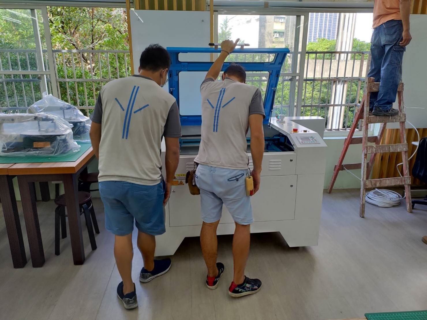 搬家公司推薦【榮福搬家】搬遷好品質值得您的信賴與選擇:【特殊重物搬運】搬雷射雕刻切割機-榮福搬家師傅擁有專業的拆裝技能,切割機定位擺放後再將其上層與底座組裝回機台上,並且再三檢查組裝是否正確完全。 搬家公司推薦【榮福搬家】搬遷好品質值得您的信賴與選擇:【特殊重物搬運】搬雷射雕刻切割機-榮福搬家師傅擁有專業的拆裝技能,切割機定位擺放後再將其上層與底座組裝回機台上,並且再三檢查組裝是否正確完全。