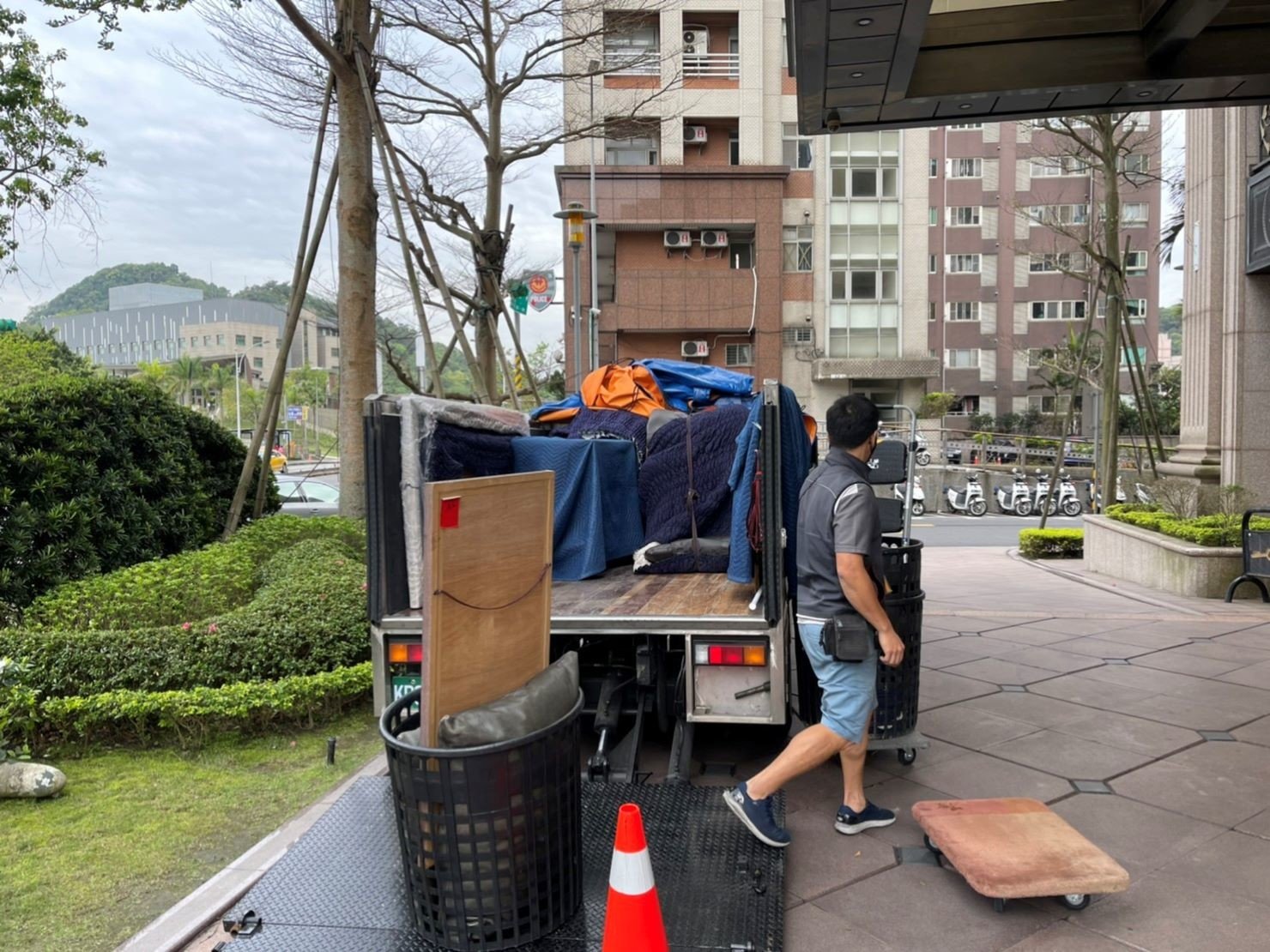 搬家公司推薦、新北搬家公司推薦【榮福搬家公司】口碑第一、搬家首選、南港搬家、桃園搬家公司推薦、台北搬家公司推薦、搬衣櫃、搬大型家具、搬家具、冰箱搬運、搬洗衣機、基隆搬家、搬家電、床墊搬運、搬金庫、搬保險櫃、搬公司行號、大型廚具搬運、各式各樣機台搬運、搬冷凍櫃、搬運動器材、店面搬遷、廠房遷移、百貨專櫃進撤櫃、家庭搬家、搬鋼琴、搬工計時、搬工服務、人力搬運、搬運、跨縣市搬家、重物搬運、魚缸搬運、搬按摩椅、搬電動醫療床、搬神桌、單件家具運送、吊家具搬運、搬家紙箱,針對顧客都秉持以用心實在專業搬家技巧,搬家實在用心值得您的信賴與選擇。歡迎來電咨詢02-2651-2727,榮福搬家有專員立即為您服務。系統式家具拆裝找專業的榮福搬家就對了。 搬家公司推薦、新北搬家公司推薦【榮福搬家公司】口碑第一、搬家首選、南港搬家、桃園搬家公司推薦、台北搬家公司推薦、搬衣櫃、搬大型家具、搬家具、冰箱搬運、搬洗衣機、基隆搬家、搬家電、床墊搬運、搬金庫、搬保險櫃、搬公司行號、大型廚具搬運、各式各樣機台搬運、搬冷凍櫃、搬運動器材、店面搬遷、廠房遷移、百貨專櫃進撤櫃、家庭搬家、搬鋼琴、搬工計時、搬工服務、人力搬運、搬運、跨縣市搬家、重物搬運、魚缸搬運、搬按摩椅、搬電動醫療床、搬神桌、單件家具運送、吊家具搬運、搬家紙箱,針對顧客都秉持以用心實在專業搬家技巧,搬家實在用心值得您的信賴與選擇。歡迎來電咨詢02-2651-2727,榮福搬家有專員立即為您服務。系統式家具拆裝找專業的榮福搬家就對了。