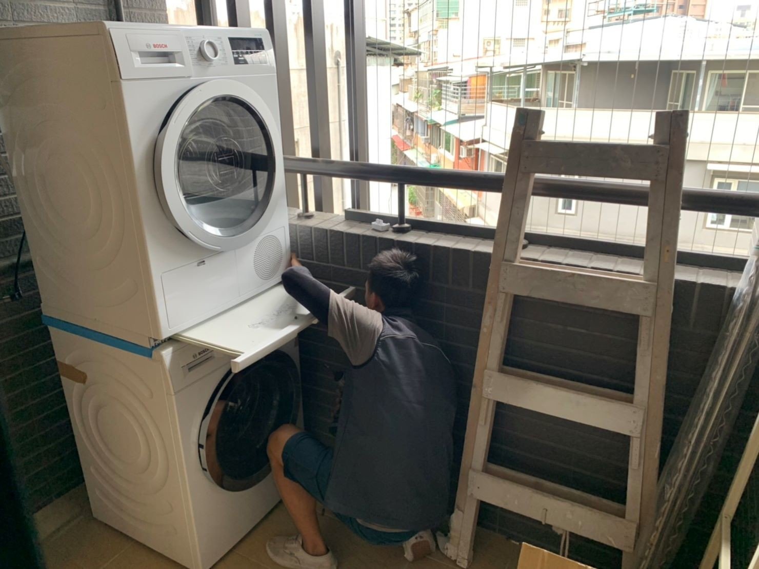 台北搬家公司推薦【榮福搬家】優質搬家,包裝搬運「細膩包裝、專業搬運、用心服務、以客為尊」值得您來選擇:榮福搬家專業搬運滾筒洗衣機-搬運前須先將滾筒洗衣機裏頭的軸心固定好,避免晃動。 台北搬家公司推薦【榮福搬家】優質搬家,包裝搬運「細膩包裝、專業搬運、用心服務、以客為尊」值得您來選擇:榮福搬家專業搬運滾筒洗衣機-搬運前須先將滾筒洗衣機裏頭的軸心固定好,避免晃動。