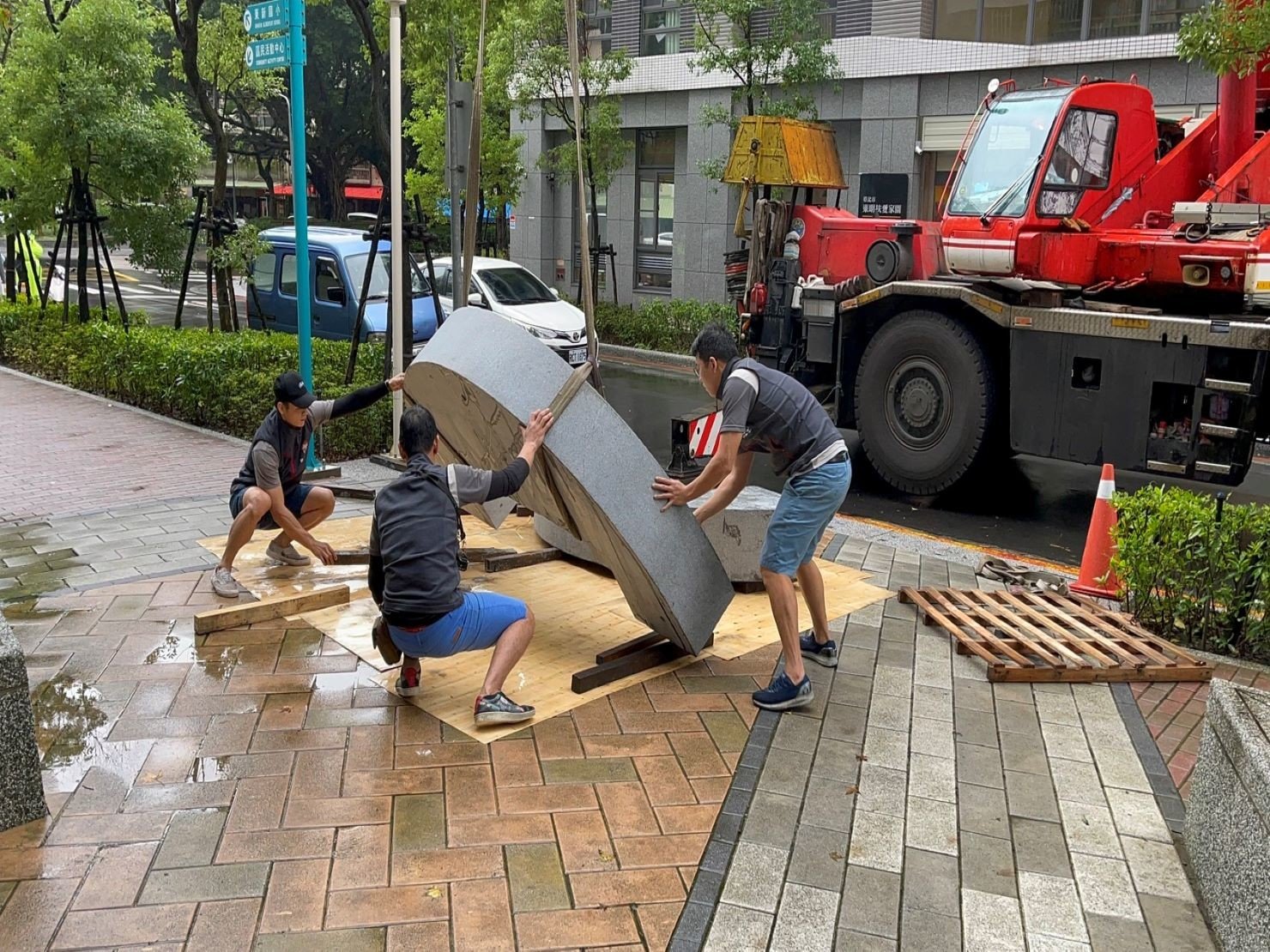 重物搬運/南港搬家【榮福搬家公司】搬洗衣機、搬披薩窯、精搬金庫、搬保險櫃、精搬魚缸、跨縣搬家、搬工派遣、搬床墊、搬冰箱、搬家具、搬家首選、吊掛搬運、吊家具搬運、台北搬家公司推薦:大台北搬家、新北搬家推薦,精緻包裝搬運「細膩包裝、專業搬運、用心服務、以客為尊」是榮福搬家公司的宗旨與精神。歡迎立即來電02-2651-2727專人服務。 重物搬運/南港搬家【榮福搬家公司】搬洗衣機、搬披薩窯、精搬金庫、搬保險櫃、精搬魚缸、跨縣搬家、搬工派遣、搬床墊、搬冰箱、搬家具、搬家首選、吊掛搬運、吊家具搬運、台北搬家公司推薦:大台北搬家、新北搬家推薦,精緻包裝搬運「細膩包裝、專業搬運、用心服務、以客為尊」是榮福搬家公司的宗旨與精神。歡迎立即來電02-2651-2727專人服務。