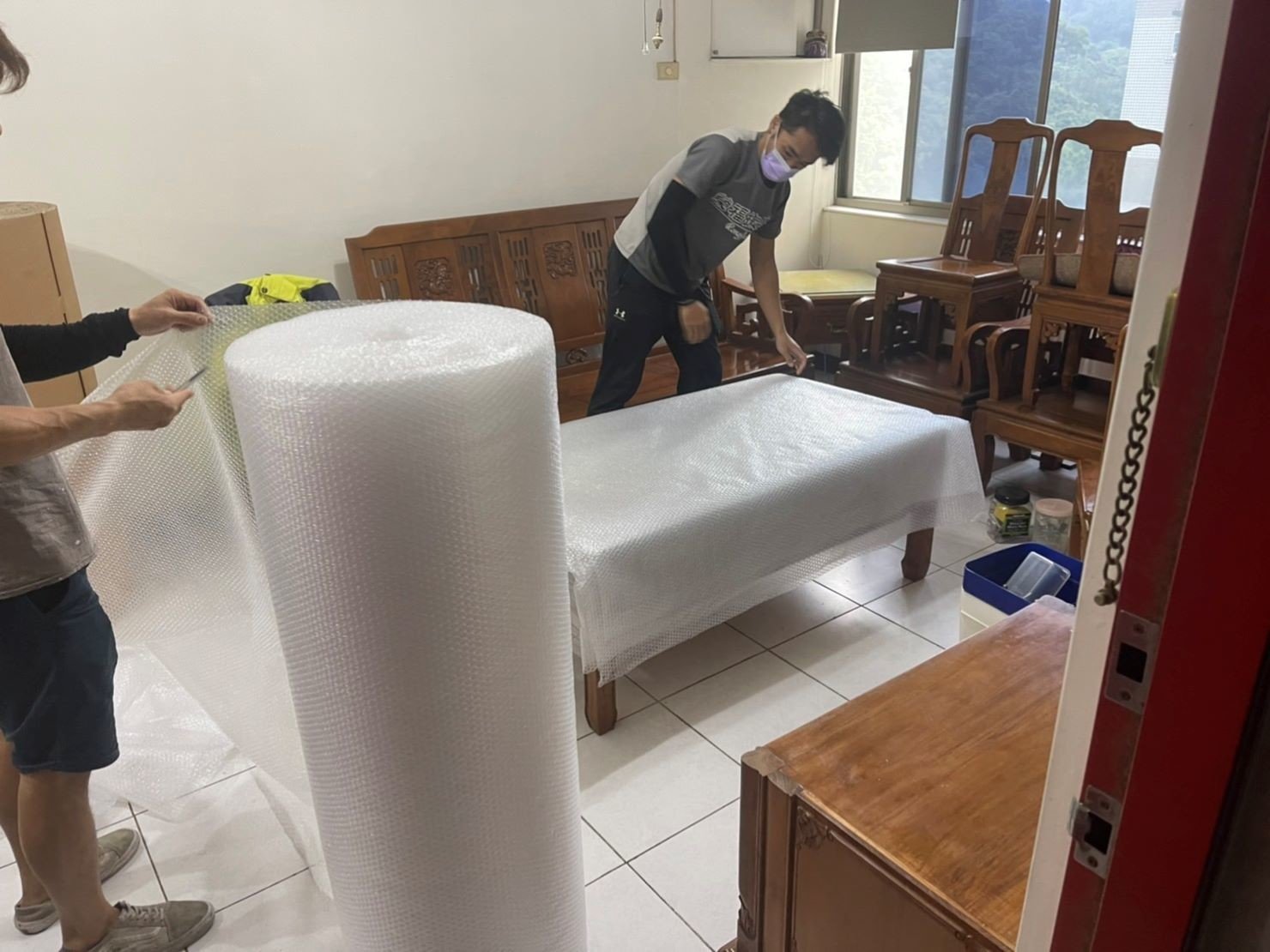 倉儲暫放精緻包裝、搬家公司推薦、新北搬家公司推薦【榮福搬家公司】基隆倉儲搬運搬家、南港倉儲搬運搬家、桃園倉儲搬運、台北倉儲搬運搬家、新北倉儲搬運搬家、板橋倉儲搬運搬家,【倉儲暫放唯一指定搬家公司】住家裝修倉儲暫放、精緻搬家、精緻包裝、倉儲暫放家具防護包裝防潮濕防蟲蛀、廚房家電倉儲包裝、紅木桌椅防潮防蟲倉儲暫放、搬家首選,大型家具搬運、台北搬家公司推薦:大台北搬家,精緻包裝搬運「細膩包裝、專業搬運、用心服務、以客為尊」是榮福搬家公司的宗旨與精神。歡迎立即來電02-2651-2727專人服務。 倉儲暫放精緻包裝、搬家公司推薦、新北搬家公司推薦【榮福搬家公司】基隆倉儲搬運搬家、南港倉儲搬運搬家、桃園倉儲搬運、台北倉儲搬運搬家、新北倉儲搬運搬家、板橋倉儲搬運搬家,【倉儲暫放唯一指定搬家公司】住家裝修倉儲暫放、精緻搬家、精緻包裝、倉儲暫放家具防護包裝防潮濕防蟲蛀、廚房家電倉儲包裝、紅木桌椅防潮防蟲倉儲暫放、搬家首選,大型家具搬運、台北搬家公司推薦:大台北搬家,精緻包裝搬運「細膩包裝、專業搬運、用心服務、以客為尊」是榮福搬家公司的宗旨與精神。歡迎立即來電02-2651-2727專人服務。