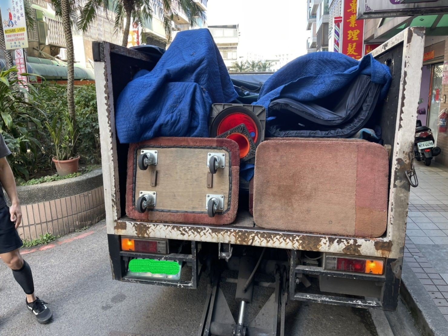 搬重物、重物搬運唯一首選【榮福搬家公司】石墩搬運、搬石椅、搬石頭桌、搬洗衣機、搬披薩窯、精搬金庫、搬保險櫃、精搬魚缸、精搬鋼琴、鋼琴搬運、搬三角琴、跨縣市搬家、搬工派遣、搬運、搬醫療床、床墊搬運、冰箱搬運、搬營業用冰箱、搬生財器具、搬醫療電動床、大型家電搬運、搬家具、單件家具運送、搬家首選、吊掛搬運、吊家具搬運、特殊重物搬運、專搬重物、新北搬家推薦、搬家公司、基隆搬家、南港搬家、桃園搬家公司、台北搬家公司推薦:大台北搬家,精緻包裝搬運「細膩包裝、專業搬運、用心服務、以客為尊」是榮福搬家公司的宗旨與精神。歡迎立即來電02-2651-2727專人服務。系統式家具拆裝找專業的榮福搬家就對了。 搬重物、重物搬運唯一首選【榮福搬家公司】石墩搬運、搬石椅、搬石頭桌、搬洗衣機、搬披薩窯、精搬金庫、搬保險櫃、精搬魚缸、精搬鋼琴、鋼琴搬運、搬三角琴、跨縣市搬家、搬工派遣、搬運、搬醫療床、床墊搬運、冰箱搬運、搬營業用冰箱、搬生財器具、搬醫療電動床、大型家電搬運、搬家具、單件家具運送、搬家首選、吊掛搬運、吊家具搬運、特殊重物搬運、專搬重物、新北搬家推薦、搬家公司、基隆搬家、南港搬家、桃園搬家公司、台北搬家公司推薦:大台北搬家,精緻包裝搬運「細膩包裝、專業搬運、用心服務、以客為尊」是榮福搬家公司的宗旨與精神。歡迎立即來電02-2651-2727專人服務。系統式家具拆裝找專業的榮福搬家就對了。