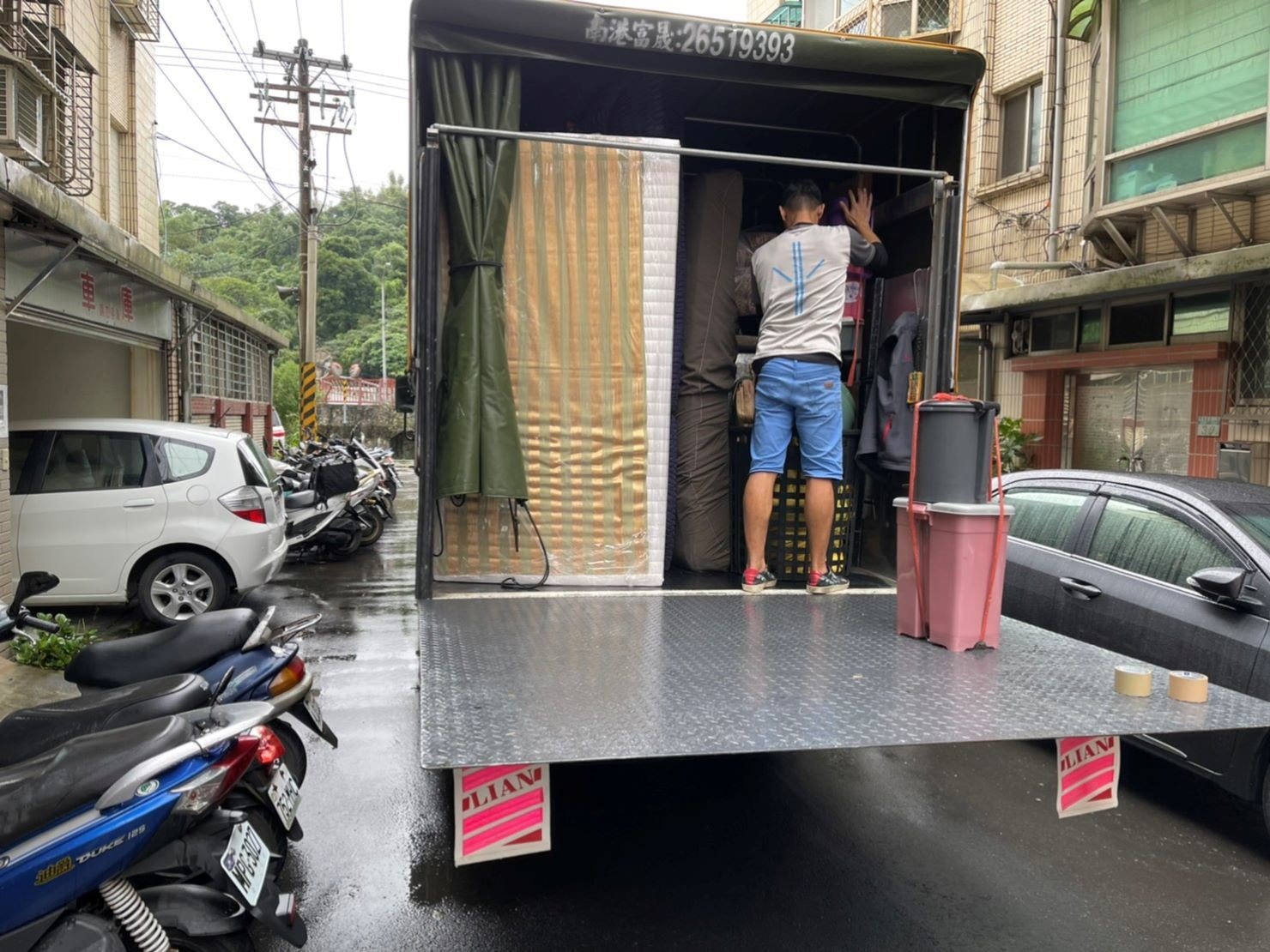 搬家公司推薦、新北搬家推薦【榮福搬家公司】南港搬家、桃園搬家公司推薦、台北搬家公司推薦、搬家具、冰箱搬運、基隆搬家、搬家電、床墊搬運、搬公司行號、家庭搬家、搬鋼琴、搬工、搬運、搬家紙箱、跨縣市搬家、家具搬運、搬冰箱、搬床墊、搬家車、搬家、搬家估價、搬家首選、搬遷,針對顧客都秉持以用心實在專業搬家技巧,搬家實在用心值得您的信賴與選擇。歡迎來電咨詢02-2651-2727,榮福搬家有專員立即為您服務。 搬家公司推薦、新北搬家推薦【榮福搬家公司】南港搬家、桃園搬家公司推薦、台北搬家公司推薦、搬家具、冰箱搬運、基隆搬家、搬家電、床墊搬運、搬公司行號、家庭搬家、搬鋼琴、搬工、搬運、搬家紙箱、跨縣市搬家、家具搬運、搬冰箱、搬床墊、搬家車、搬家、搬家估價、搬家首選、搬遷,針對顧客都秉持以用心實在專業搬家技巧,搬家實在用心值得您的信賴與選擇。歡迎來電咨詢02-2651-2727,榮福搬家有專員立即為您服務。