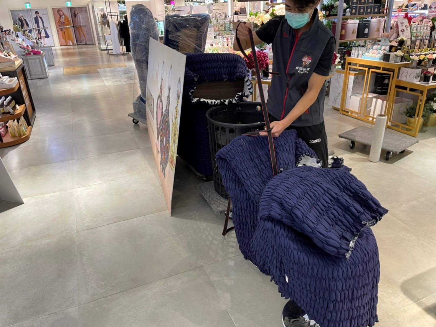 百貨進撤櫃、搬家公司推薦、台北搬家推薦【榮福搬家公司】南港搬家、桃園搬家公司推薦、新北搬家公司推薦、企業搬運服務、搬公司行號、廠房遷移、公司行號搬遷、政府機關搬遷、百貨專櫃遷移、學校單位搬遷、雜貨店搬遷、百貨專櫃道具設備搬運、精緻包裝、家庭搬家、搬鋼琴、搬工、搬家首選,針對顧客都秉持以用心實在專業搬家技巧,搬家實在用心值得您的信賴與選擇。歡迎來電咨詢02-2651-2727,榮福搬家有專員立即為您服務。 百貨進撤櫃、搬家公司推薦、台北搬家推薦【榮福搬家公司】南港搬家、桃園搬家公司推薦、新北搬家公司推薦、企業搬運服務、搬公司行號、廠房遷移、公司行號搬遷、政府機關搬遷、百貨專櫃遷移、學校單位搬遷、雜貨店搬遷、百貨專櫃道具設備搬運、精緻包裝、家庭搬家、搬鋼琴、搬工、搬家首選,針對顧客都秉持以用心實在專業搬家技巧,搬家實在用心值得您的信賴與選擇。歡迎來電咨詢02-2651-2727,榮福搬家有專員立即為您服務。