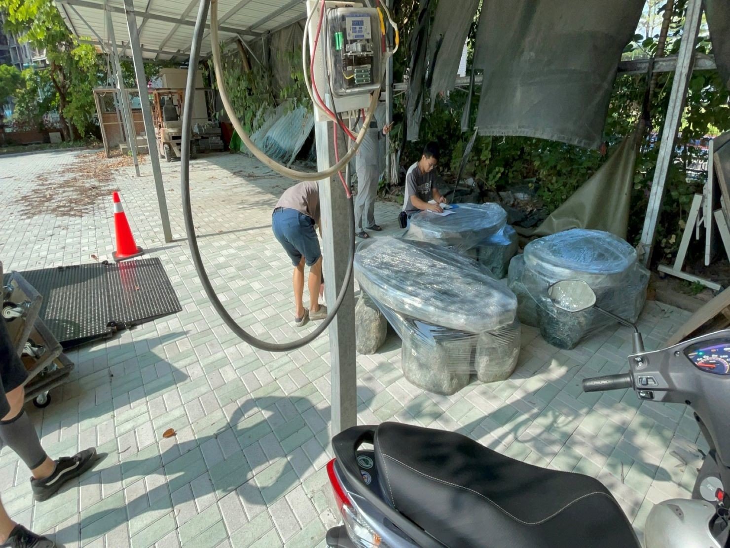 搬庭園造景設計景觀石桌椅【榮福搬家公司】石墩搬運、搬石桌椅、搬石頭桌椅、搬重物藝術品、搬家首選、吊掛搬運、吊家具搬運、特殊重物搬運、專搬重物、新北搬家推薦、搬家公司、基隆搬家、南港搬家、桃園搬家、板橋搬家、桃園搬家公司、台北搬家公司推薦、大台北搬家,各項搬家、搬運「細膩包裝、專業搬家及搬運、用心服務、以客為尊」是榮福搬家公司的宗旨與精神。歡迎立即來電02-2651-2727專人服務。 搬庭園造景設計景觀石桌椅【榮福搬家公司】石墩搬運、搬石桌椅、搬石頭桌椅、搬重物藝術品、搬家首選、吊掛搬運、吊家具搬運、特殊重物搬運、專搬重物、新北搬家推薦、搬家公司、基隆搬家、南港搬家、桃園搬家、板橋搬家、桃園搬家公司、台北搬家公司推薦、大台北搬家,各項搬家、搬運「細膩包裝、專業搬家及搬運、用心服務、以客為尊」是榮福搬家公司的宗旨與精神。歡迎立即來電02-2651-2727專人服務。
