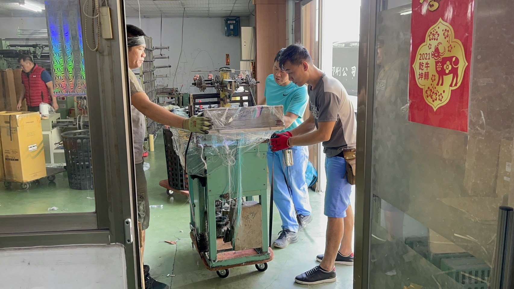 廠房遷移、搬製帶機器、搬重物【榮福搬家公司】大型織帶機搬運、公司行號搬遷、石墩搬運、搬石椅、搬石頭桌、搬洗衣機、搬披薩窯、精搬金庫、搬保險櫃、精搬魚缸、精搬鋼琴、搬醫療床、大型健身器材搬運、大型廚具設備搬運、各式各樣機台搬運、跨縣市搬家、搬工計時、人力搬運、搬運、搬床墊、營業用冰箱搬運、大型家具運送、重物搬運首選、吊掛搬運、吊家具搬運、特殊重物搬運、專搬重物、重物搬運器、手動油壓拖板車、新北搬家推薦、搬家公司、基隆搬家、南港搬家、桃園搬家公司、台北搬家公司推薦:大台北搬家,精緻包裝搬運「細膩包裝、專業搬運、用心服務、以客為尊」是榮福搬家公司的宗旨與精神。歡迎立即來電02-2651-2727專人服務。 廠房遷移、搬製帶機器、搬重物【榮福搬家公司】大型織帶機搬運、公司行號搬遷、石墩搬運、搬石椅、搬石頭桌、搬洗衣機、搬披薩窯、精搬金庫、搬保險櫃、精搬魚缸、精搬鋼琴、搬醫療床、大型健身器材搬運、大型廚具設備搬運、各式各樣機台搬運、跨縣市搬家、搬工計時、人力搬運、搬運、搬床墊、營業用冰箱搬運、大型家具運送、重物搬運首選、吊掛搬運、吊家具搬運、特殊重物搬運、專搬重物、重物搬運器、手動油壓拖板車、新北搬家推薦、搬家公司、基隆搬家、南港搬家、桃園搬家公司、台北搬家公司推薦:大台北搬家,精緻包裝搬運「細膩包裝、專業搬運、用心服務、以客為尊」是榮福搬家公司的宗旨與精神。歡迎立即來電02-2651-2727專人服務。