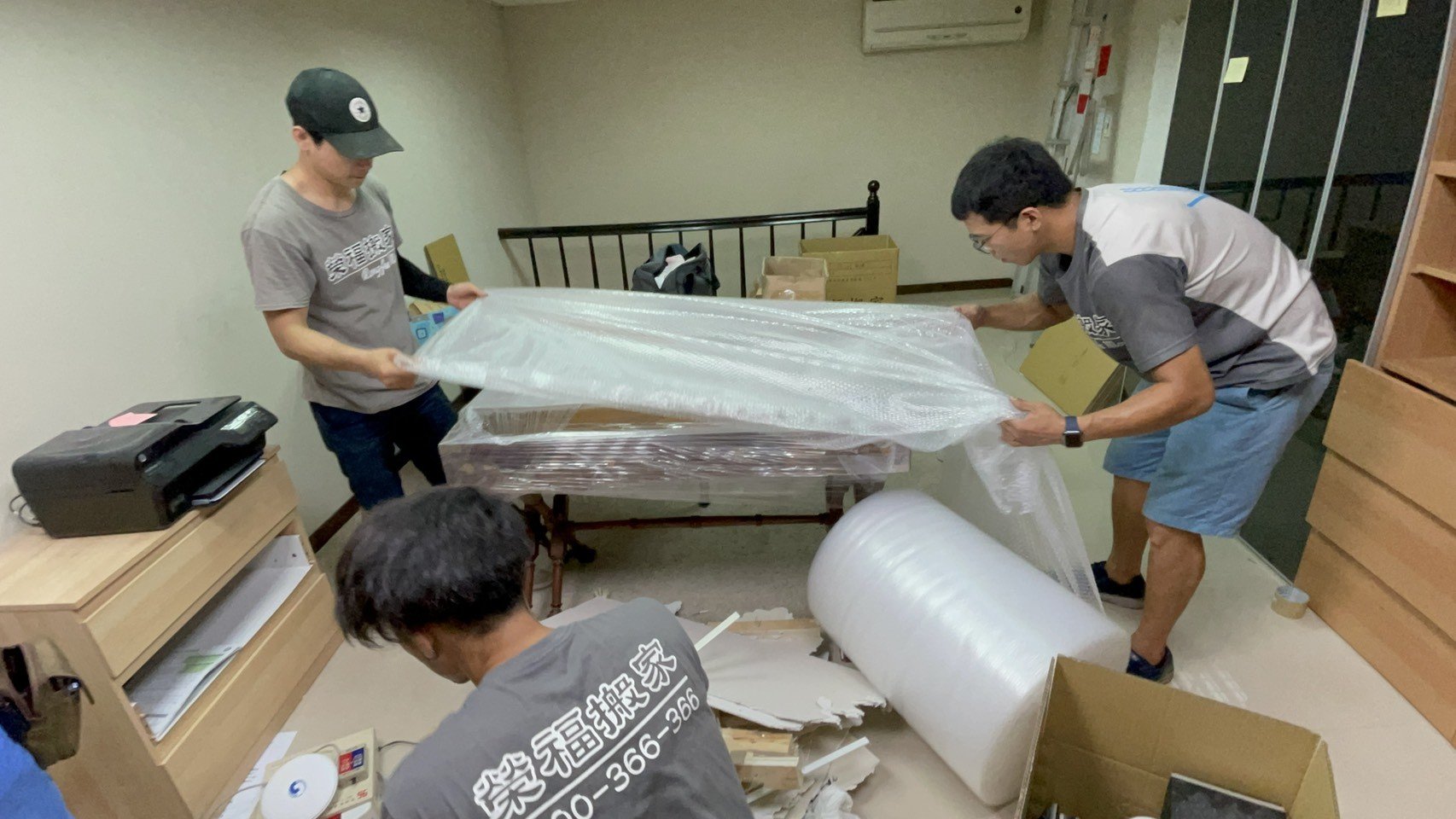專搬重物、搬家公司推薦、新北搬家公司推薦【榮福搬家公司】基隆搬家、南港搬家、桃園搬家公司推薦、家庭搬家、精緻搬家、精緻包裝、打包裝箱、跨縣市搬家、搬工計時、人工搬運、床墊搬運、冰箱搬運、搬家具、搬家首選、吊掛搬運、吊家具搬運、搬家紙箱、氣泡捲、膠膜、黃色透明膠帶、大型家具搬運、搬木製家具、搬大理石桌、台北搬家公司推薦:大台北搬家,精緻包裝搬運「細膩包裝、專業搬運、用心服務、以客為尊」是榮福搬家公司的宗旨與精神。歡迎立即來電02-2651-2727專人服務。 專搬重物、搬家公司推薦、新北搬家公司推薦【榮福搬家公司】基隆搬家、南港搬家、桃園搬家公司推薦、家庭搬家、精緻搬家、精緻包裝、打包裝箱、跨縣市搬家、搬工計時、人工搬運、床墊搬運、冰箱搬運、搬家具、搬家首選、吊掛搬運、吊家具搬運、搬家紙箱、氣泡捲、膠膜、黃色透明膠帶、大型家具搬運、搬木製家具、搬大理石桌、台北搬家公司推薦:大台北搬家,精緻包裝搬運「細膩包裝、專業搬運、用心服務、以客為尊」是榮福搬家公司的宗旨與精神。歡迎立即來電02-2651-2727專人服務。