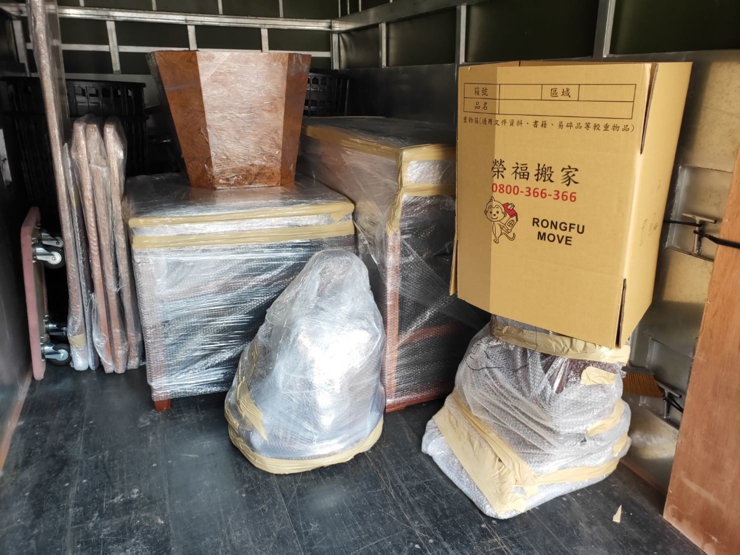 重物搬運、搬佛像【榮福搬家公司】搬披薩窯、精搬金庫、搬保險櫃、精搬魚缸、跨縣搬家、搬工派遣、搬玉石、搬神明桌、搬家具、搬家首選、吊掛搬運、吊家具搬運、搬重物技巧、台北搬家公司推薦:大台北搬家、基隆搬家、桃園搬家推薦、新北搬家公司推薦,精緻包裝搬運「細膩包裝、專業搬運、用心服務、以客為尊」是榮福搬家公司的宗旨與精神。歡迎立即來電02-2651-2727專人服務。 重物搬運、搬佛像【榮福搬家公司】搬披薩窯、精搬金庫、搬保險櫃、精搬魚缸、跨縣搬家、搬工派遣、搬玉石、搬神明桌、搬家具、搬家首選、吊掛搬運、吊家具搬運、搬重物技巧、台北搬家公司推薦:大台北搬家、基隆搬家、桃園搬家推薦、新北搬家公司推薦,精緻包裝搬運「細膩包裝、專業搬運、用心服務、以客為尊」是榮福搬家公司的宗旨與精神。歡迎立即來電02-2651-2727專人服務。