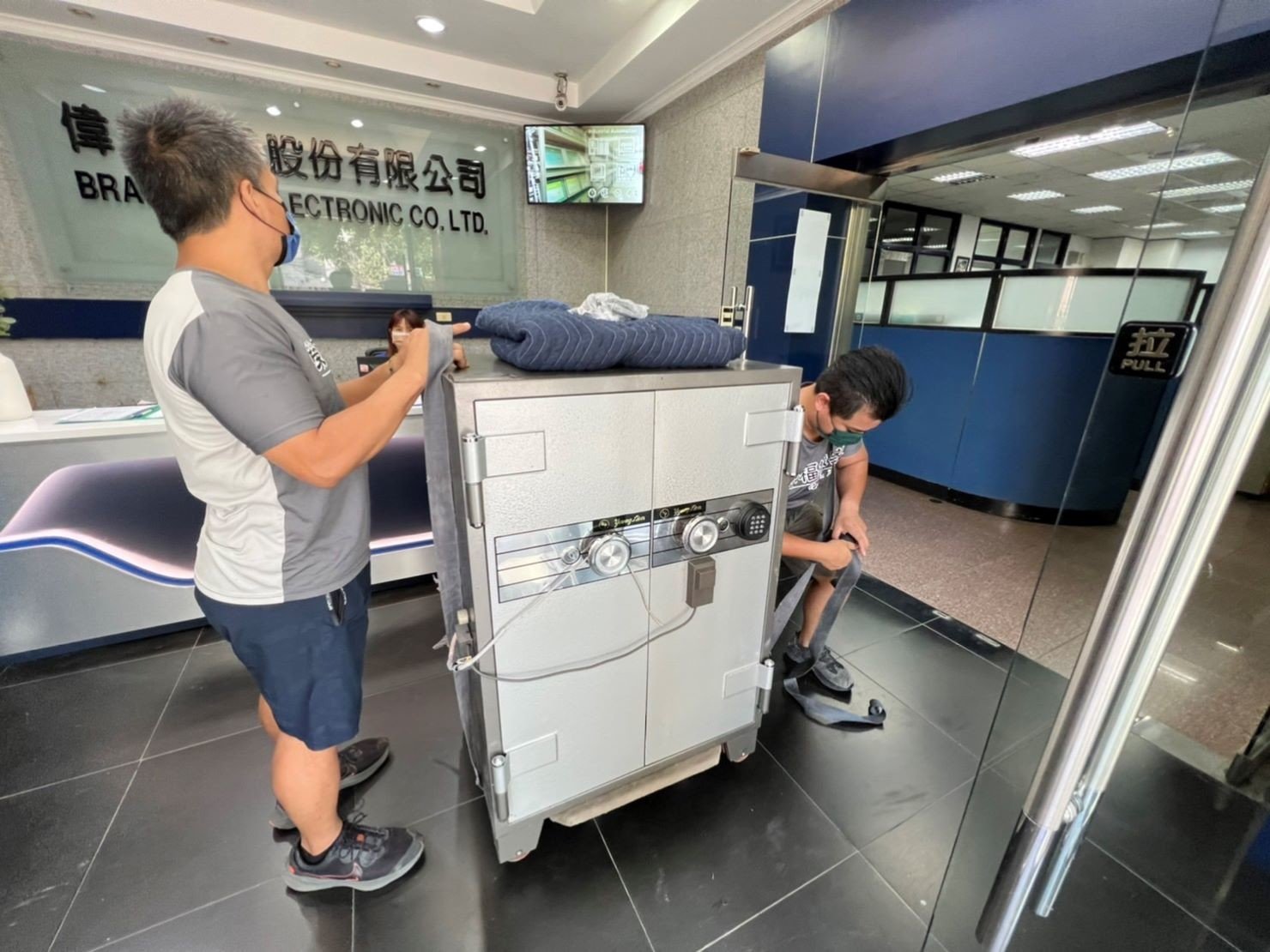 專搬公司行號保險箱、金庫,搬家公司推薦、台北辦公室搬遷推薦【榮福搬家公司】 南港公司行號金庫、保險箱搬遷、桃園公司行號金庫、保險箱搬遷、新北公司行號金庫、保險箱搬遷、基隆公司行號金庫、保險箱搬遷、特殊重物保險箱、金庫搬運、保險箱、金庫搬運、公司行號搬遷、台北公司行號金庫、保險箱清運、桃園公司行號金庫、保險箱清運、新北公司行號金庫、保險箱清運、政府機關搬遷、學校單位搬遷、精緻包裝、搬家紙箱、搬鐵櫃、搬保密文件、保密文件銷毀,針對顧客都秉持以用心實在專業搬家技巧,搬家實在用心值得您的信賴與選擇。歡迎來電咨詢02-2651-2727,榮福搬家有專員立即為您服務。 專搬公司行號保險箱、金庫,搬家公司推薦、台北辦公室搬遷推薦【榮福搬家公司】 南港公司行號金庫、保險箱搬遷、桃園公司行號金庫、保險箱搬遷、新北公司行號金庫、保險箱搬遷、基隆公司行號金庫、保險箱搬遷、特殊重物保險箱、金庫搬運、保險箱、金庫搬運、公司行號搬遷、台北公司行號金庫、保險箱清運、桃園公司行號金庫、保險箱清運、新北公司行號金庫、保險箱清運、政府機關搬遷、學校單位搬遷、精緻包裝、搬家紙箱、搬鐵櫃、搬保密文件、保密文件銷毀,針對顧客都秉持以用心實在專業搬家技巧,搬家實在用心值得您的信賴與選擇。歡迎來電咨詢02-2651-2727,榮福搬家有專員立即為您服務。