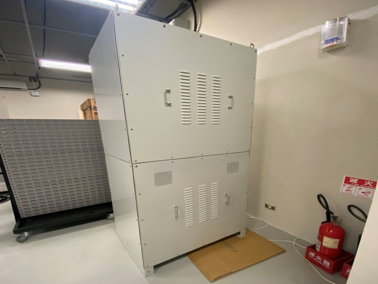 搬機櫃、搬機檯【榮福搬家】搬重物、口碑第一、台北搬家推薦:榮福搬家專業細心,將機櫃搬運至顧客公司放置指定位置後,將釘木箱及膠膜拆卸下來,省去顧客多於煩惱。 搬機櫃、搬機檯【榮福搬家】搬重物、口碑第一、台北搬家推薦:榮福搬家專業細心,將機櫃搬運至顧客公司放置指定位置後,將釘木箱及膠膜拆卸下來,省去顧客多於煩惱。