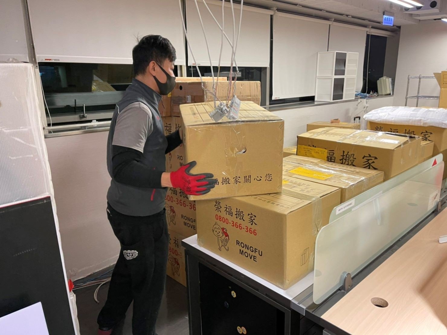 搬家公司推薦、台北搬家推薦【榮福搬家公司】南港搬家、桃園搬家公司推薦、新北搬家公司推薦、企業搬運服務、搬公司行號、廠房遷移、屏風拆裝、公司行號搬遷、政府機關搬遷、百貨專櫃遷移、學校單位搬遷、雜貨店搬遷、精緻包裝、家庭搬家、搬鋼琴、搬工、搬家公司紙箱、黃色膠帶、搬家估價、基隆搬家、家具拆裝、搬家具,針對顧客都秉持以用心實在專業搬家技巧,搬家實在用心值得您的信賴與選擇。歡迎來電咨詢02-2651-2727,榮福搬家有專員立即為您服務。 搬家公司推薦、台北搬家推薦【榮福搬家公司】南港搬家、桃園搬家公司推薦、新北搬家公司推薦、企業搬運服務、搬公司行號、廠房遷移、屏風拆裝、公司行號搬遷、政府機關搬遷、百貨專櫃遷移、學校單位搬遷、雜貨店搬遷、精緻包裝、家庭搬家、搬鋼琴、搬工、搬家公司紙箱、黃色膠帶、搬家估價、基隆搬家、家具拆裝、搬家具,針對顧客都秉持以用心實在專業搬家技巧,搬家實在用心值得您的信賴與選擇。歡迎來電咨詢02-2651-2727,榮福搬家有專員立即為您服務。
