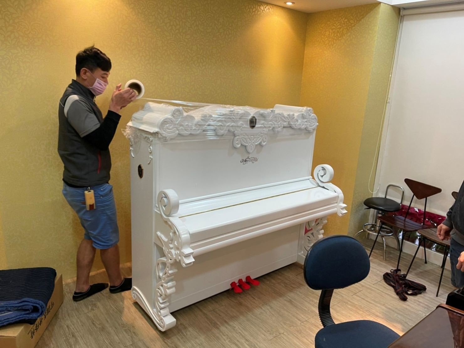 重物搬運【榮福搬家公司】搬鋼琴、搬家達人、搬洗衣機、搬披薩窯、精搬金庫、搬保險櫃、精搬魚缸、精搬鋼琴、跨縣搬家、搬工派遣、搬運、搬床墊、搬冰箱、搬家具、搬家首選、吊掛搬運、吊家具搬運、特殊重物搬運、專搬重物、新北搬家推薦、搬家公司、基隆搬家、南港搬家、桃園搬家公司、台北搬家公司推薦:大台北搬家,精緻包裝搬運「細膩包裝、專業搬運、用心服務、以客為尊」是榮福搬家公司的宗旨與精神。歡迎立即來電02-2651-2727專人服務。雕花鋼琴細膩的防護措施、專業的搬運,新北搬家公司推薦、鋼琴搬運好評推薦,專搬鋼琴的榮福搬家公司。 重物搬運【榮福搬家公司】搬鋼琴、搬家達人、搬洗衣機、搬披薩窯、精搬金庫、搬保險櫃、精搬魚缸、精搬鋼琴、跨縣搬家、搬工派遣、搬運、搬床墊、搬冰箱、搬家具、搬家首選、吊掛搬運、吊家具搬運、特殊重物搬運、專搬重物、新北搬家推薦、搬家公司、基隆搬家、南港搬家、桃園搬家公司、台北搬家公司推薦:大台北搬家,精緻包裝搬運「細膩包裝、專業搬運、用心服務、以客為尊」是榮福搬家公司的宗旨與精神。歡迎立即來電02-2651-2727專人服務。雕花鋼琴細膩的防護措施、專業的搬運,新北搬家公司推薦、鋼琴搬運好評推薦,專搬鋼琴的榮福搬家公司。