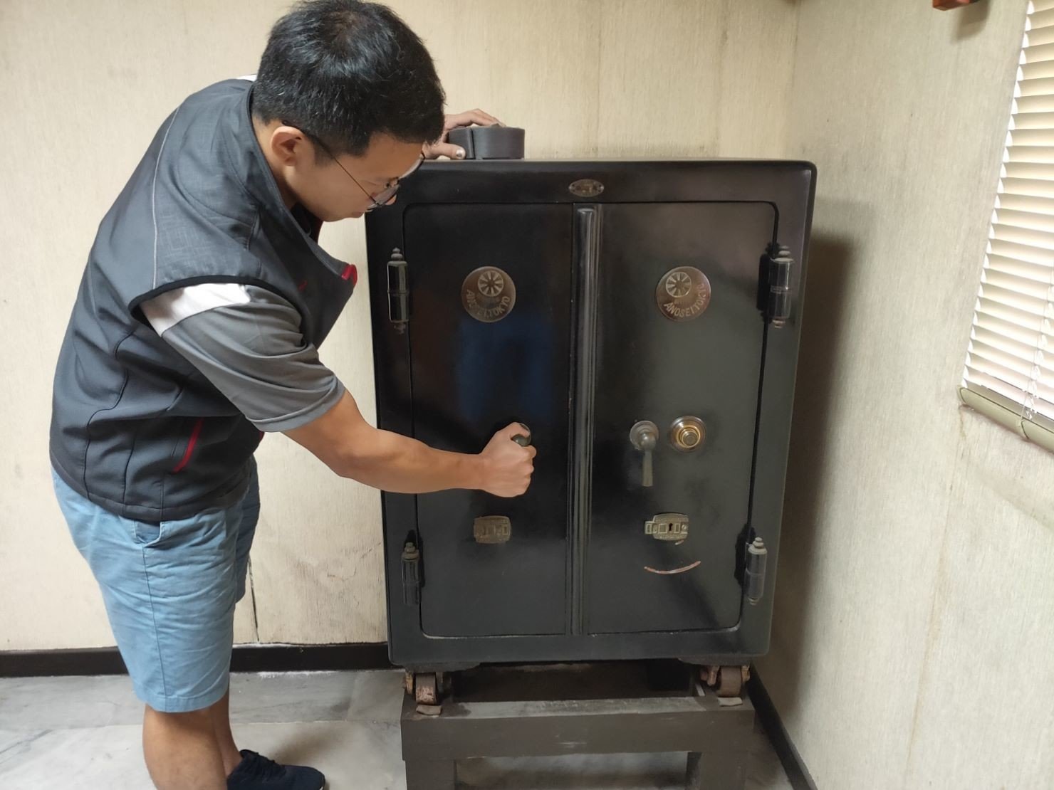 搬重物【榮福搬家公司】石墩搬運、搬石椅、搬石頭桌、搬洗衣機、搬披薩窯、精搬金庫、搬保險櫃、精搬魚缸、精搬鋼琴、鋼琴搬運、電動醫療床搬運、跨縣市搬家、搬工派遣、搬運、床墊搬運、冰箱搬運、大型家具搬運、搬家首選、吊掛搬運、吊家具搬運、特殊重物搬運、專搬重物、新北搬家推薦、搬家公司、基隆搬家、南港搬家、桃園搬家公司、台北搬家公司推薦:大台北搬家,精緻包裝搬運「細膩包裝、專業搬運、用心服務、以客為尊」是榮福搬家公司的宗旨與精神。歡迎立即來電02-2651-2727專人服務。 搬重物【榮福搬家公司】石墩搬運、搬石椅、搬石頭桌、搬洗衣機、搬披薩窯、精搬金庫、搬保險櫃、精搬魚缸、精搬鋼琴、鋼琴搬運、電動醫療床搬運、跨縣市搬家、搬工派遣、搬運、床墊搬運、冰箱搬運、大型家具搬運、搬家首選、吊掛搬運、吊家具搬運、特殊重物搬運、專搬重物、新北搬家推薦、搬家公司、基隆搬家、南港搬家、桃園搬家公司、台北搬家公司推薦:大台北搬家,精緻包裝搬運「細膩包裝、專業搬運、用心服務、以客為尊」是榮福搬家公司的宗旨與精神。歡迎立即來電02-2651-2727專人服務。