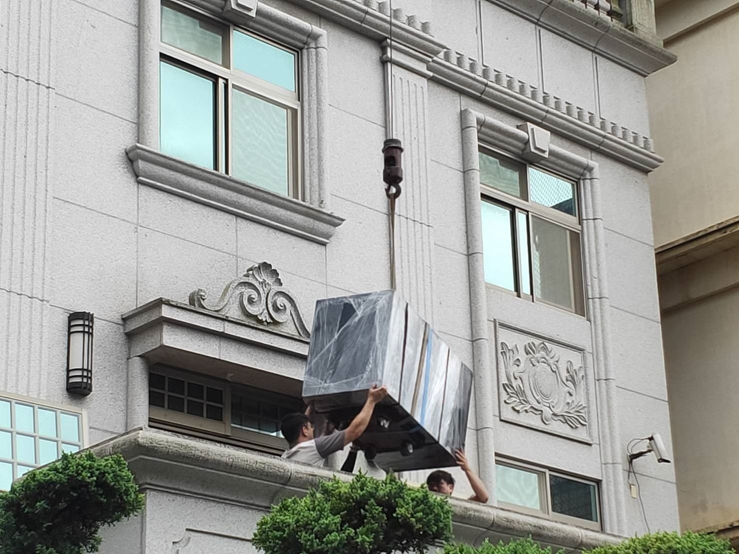 精搬金庫【榮福搬家】搬金庫口碑第一、台北搬家推薦:將金庫使用吊車從陽台進入,由於此金庫約700公斤重需3位師傅合力將金庫接下,在搬運至屋內固定歸放 精搬金庫【榮福搬家】搬金庫口碑第一、台北搬家推薦:將金庫使用吊車從陽台進入,由於此金庫約700公斤重需3位師傅合力將金庫接下,在搬運至屋內固定歸放