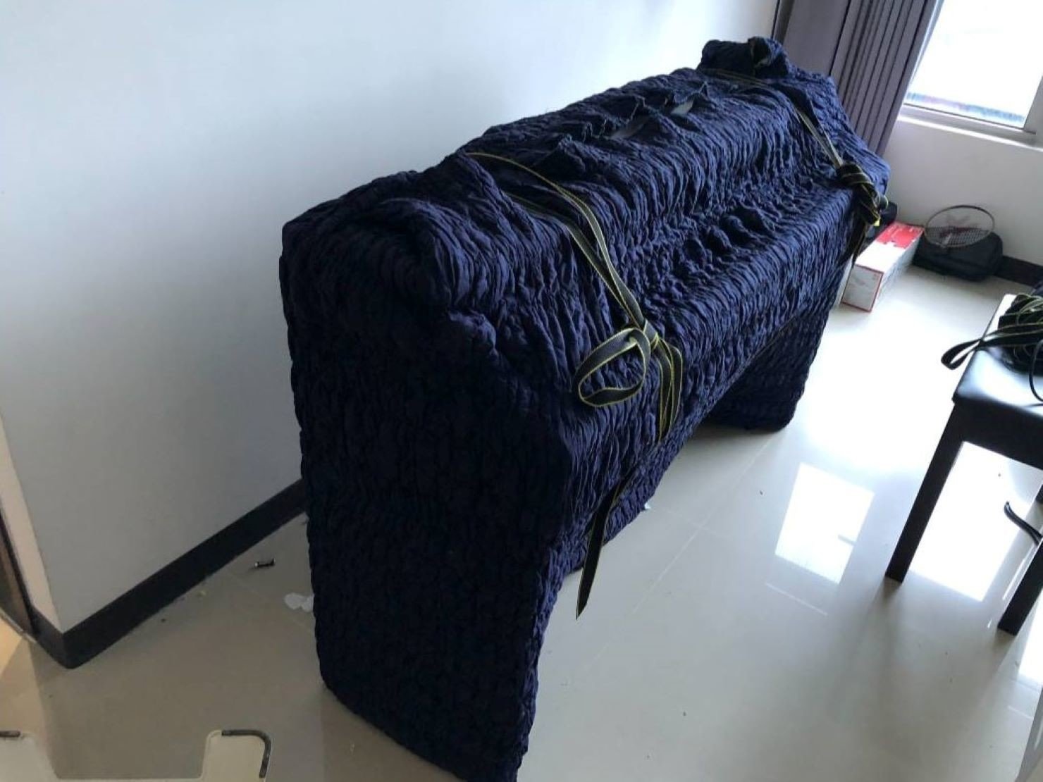 搬家公司推薦【榮福搬家】搬遷好品質值得您的信賴與選擇:電鋼琴以日式伸縮保護布套完整包覆後,兩側再繫上束帶防止布套滑落,也讓師傅們好搬運。 搬家公司推薦【榮福搬家】搬遷好品質值得您的信賴與選擇:電鋼琴以日式伸縮保護布套完整包覆後,兩側再繫上束帶防止布套滑落,也讓師傅們好搬運。