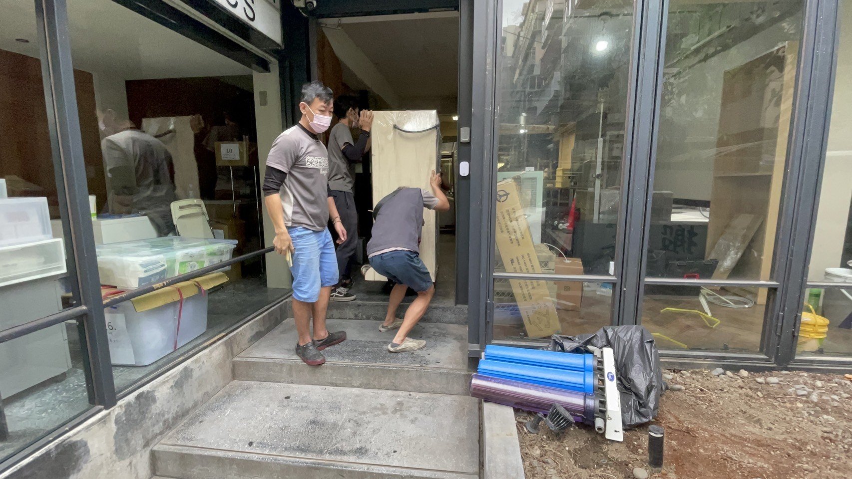 【榮福搬家】烘焙店面搬遷、甜點店面搬遷、麵包店搬遷、店面搬遷暫放倉儲、餐飲設備暫放倉儲、訂製餐桌椅精緻包裝、營業用攪拌機搬運、營業用冰箱精緻包裝、營業用烤箱搬遷、麵包切割機、營業用冰箱搬遷、工作檯包裝,工作桌,台北搬家公司推薦:大台北搬家,精緻包裝搬運「細膩包裝、專業搬運、用心服務、以客為尊」是榮福搬家公司的宗旨與精神。歡迎立即來電02-2651-2727專人服務。 【榮福搬家】烘焙店面搬遷、甜點店面搬遷、麵包店搬遷、店面搬遷暫放倉儲、餐飲設備暫放倉儲、訂製餐桌椅精緻包裝、營業用攪拌機搬運、營業用冰箱精緻包裝、營業用烤箱搬遷、麵包切割機、營業用冰箱搬遷、工作檯包裝,工作桌,台北搬家公司推薦:大台北搬家,精緻包裝搬運「細膩包裝、專業搬運、用心服務、以客為尊」是榮福搬家公司的宗旨與精神。歡迎立即來電02-2651-2727專人服務。
