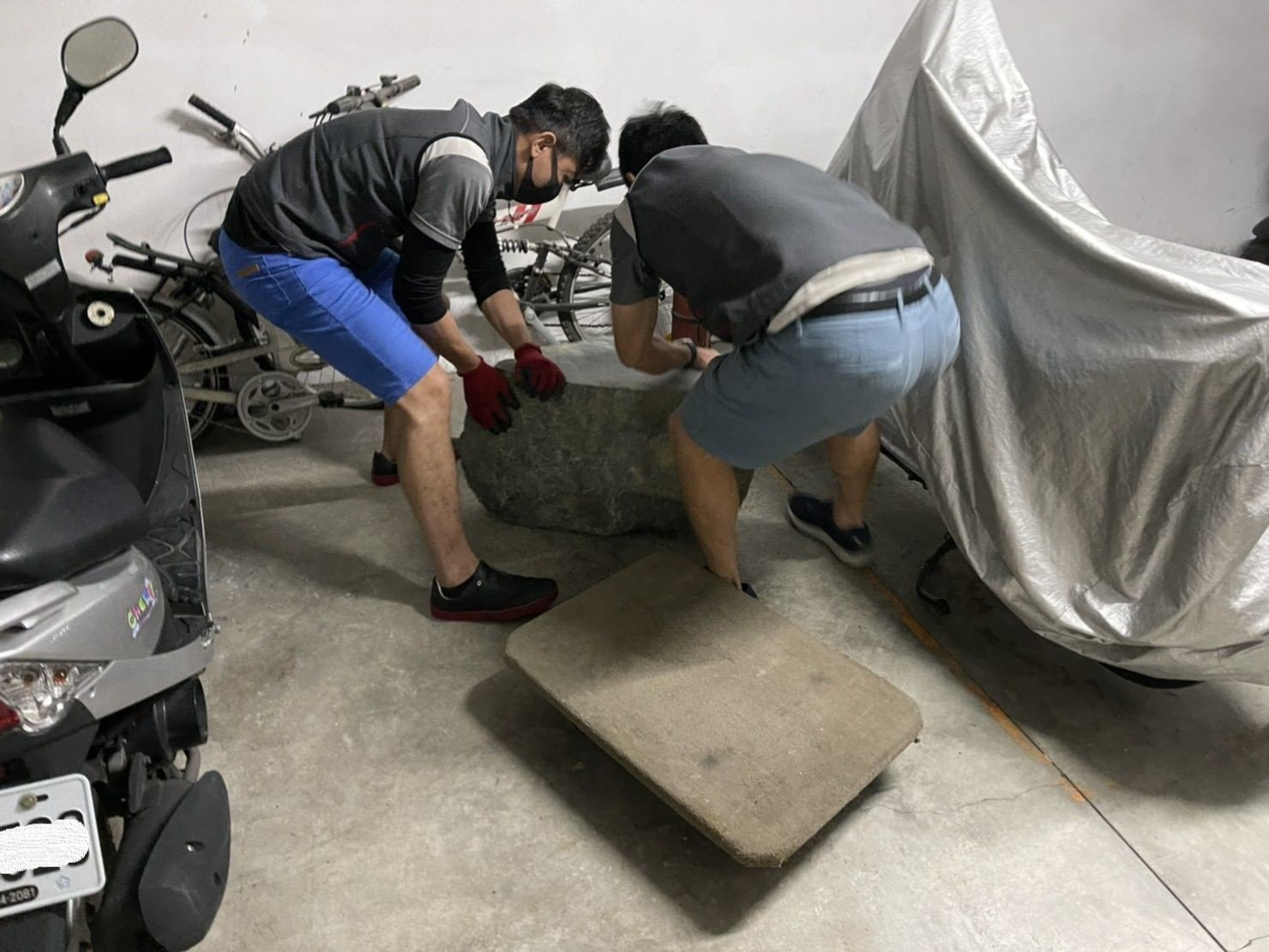 搬重物【榮福搬家公司】石墩搬運、搬石椅、搬石頭桌、搬洗衣機、搬披薩窯、精搬金庫、搬保險櫃、精搬魚缸、精搬鋼琴、跨縣搬家、搬工派遣、搬運、搬床墊、搬冰箱、搬家具、搬家首選、吊掛搬運、吊家具搬運、特殊重物搬運、專搬重物、新北搬家推薦、搬家公司、基隆搬家、南港搬家、桃園搬家公司、台北搬家公司推薦:大台北搬家,精緻包裝搬運「細膩包裝、專業搬運、用心服務、以客為尊」是榮福搬家公司的宗旨與精神。歡迎立即來電02-2651-2727專人服務。 搬重物【榮福搬家公司】石墩搬運、搬石椅、搬石頭桌、搬洗衣機、搬披薩窯、精搬金庫、搬保險櫃、精搬魚缸、精搬鋼琴、跨縣搬家、搬工派遣、搬運、搬床墊、搬冰箱、搬家具、搬家首選、吊掛搬運、吊家具搬運、特殊重物搬運、專搬重物、新北搬家推薦、搬家公司、基隆搬家、南港搬家、桃園搬家公司、台北搬家公司推薦:大台北搬家,精緻包裝搬運「細膩包裝、專業搬運、用心服務、以客為尊」是榮福搬家公司的宗旨與精神。歡迎立即來電02-2651-2727專人服務。
