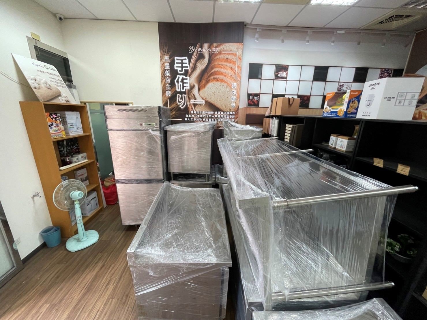 店面搬遷、搬家公司推薦、台北搬家推薦【榮福搬家公司】搬生財器具、搬冷凍櫃、搬冷藏冰箱、搬蛋糕櫃、搬冷藏工作臺、搬臥式冷凍櫃、搬工作檯、搬營業用蒸烤箱、南港搬家、桃園搬家公司推薦、新北搬家公司推薦、百貨公司進撤櫃、專櫃進撤櫃、企業搬運服務、搬公司行號、廠房遷移、公司行號搬遷、政府機關搬遷、百貨專櫃遷移、學校單位搬遷、大型設備搬遷、搬大型廚房設備、中央廚房搬遷、搬營業用冰箱、搬營業用製冰機、三層營業用烤箱搬運、搬工計時、搬工服務、人力搬運,針對顧客都秉持以用心實在專業搬家技巧,搬家實在用心值得您的信賴與選擇。歡迎來電咨詢02-2651-2727,榮福搬家有專員立即為您服務。 店面搬遷、搬家公司推薦、台北搬家推薦【榮福搬家公司】搬生財器具、搬冷凍櫃、搬冷藏冰箱、搬蛋糕櫃、搬冷藏工作臺、搬臥式冷凍櫃、搬工作檯、搬營業用蒸烤箱、南港搬家、桃園搬家公司推薦、新北搬家公司推薦、百貨公司進撤櫃、專櫃進撤櫃、企業搬運服務、搬公司行號、廠房遷移、公司行號搬遷、政府機關搬遷、百貨專櫃遷移、學校單位搬遷、大型設備搬遷、搬大型廚房設備、中央廚房搬遷、搬營業用冰箱、搬營業用製冰機、三層營業用烤箱搬運、搬工計時、搬工服務、人力搬運,針對顧客都秉持以用心實在專業搬家技巧,搬家實在用心值得您的信賴與選擇。歡迎來電咨詢02-2651-2727,榮福搬家有專員立即為您服務。