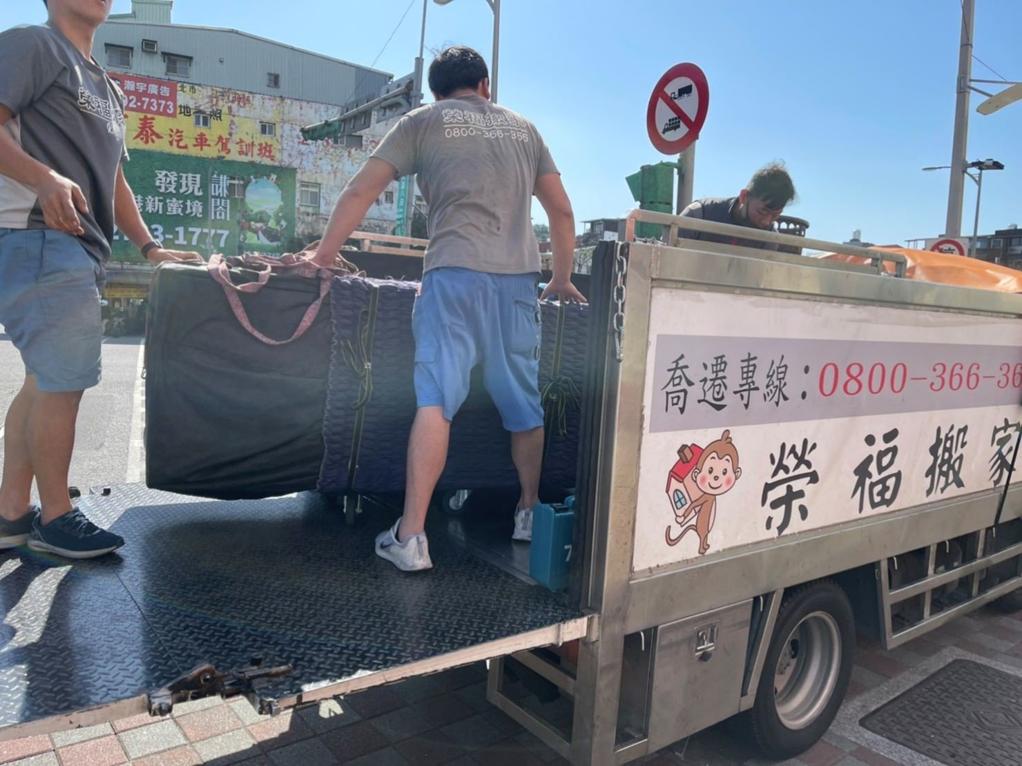 搬家公司推薦、新北搬家推薦【榮福搬家公司】南港搬家、桃園搬家公司推薦、台北搬家公司推薦、大型家具搬運、冰箱搬運、基隆搬家、搬家電、床墊搬運、神明桌搬運、搬公司行號、家庭搬家、搬鋼琴、搬工、搬運、搬家紙箱、跨縣市搬家、搬家車、搬家估價、搬家首選、搬家達人,針對顧客都秉持以用心實在專業搬家技巧,搬家實在用心值得您的信賴與選擇。優質搬家,包裝搬運「細膩包裝、專業搬運、用心服務、以客為尊」是榮福搬家公司的宗旨與精神。歡迎立即來電02-2651-2727專人服務。系統式家具拆裝找專業的榮福搬家就對了。 搬家公司推薦、新北搬家推薦【榮福搬家公司】南港搬家、桃園搬家公司推薦、台北搬家公司推薦、大型家具搬運、冰箱搬運、基隆搬家、搬家電、床墊搬運、神明桌搬運、搬公司行號、家庭搬家、搬鋼琴、搬工、搬運、搬家紙箱、跨縣市搬家、搬家車、搬家估價、搬家首選、搬家達人,針對顧客都秉持以用心實在專業搬家技巧,搬家實在用心值得您的信賴與選擇。優質搬家,包裝搬運「細膩包裝、專業搬運、用心服務、以客為尊」是榮福搬家公司的宗旨與精神。歡迎立即來電02-2651-2727專人服務。系統式家具拆裝找專業的榮福搬家就對了。