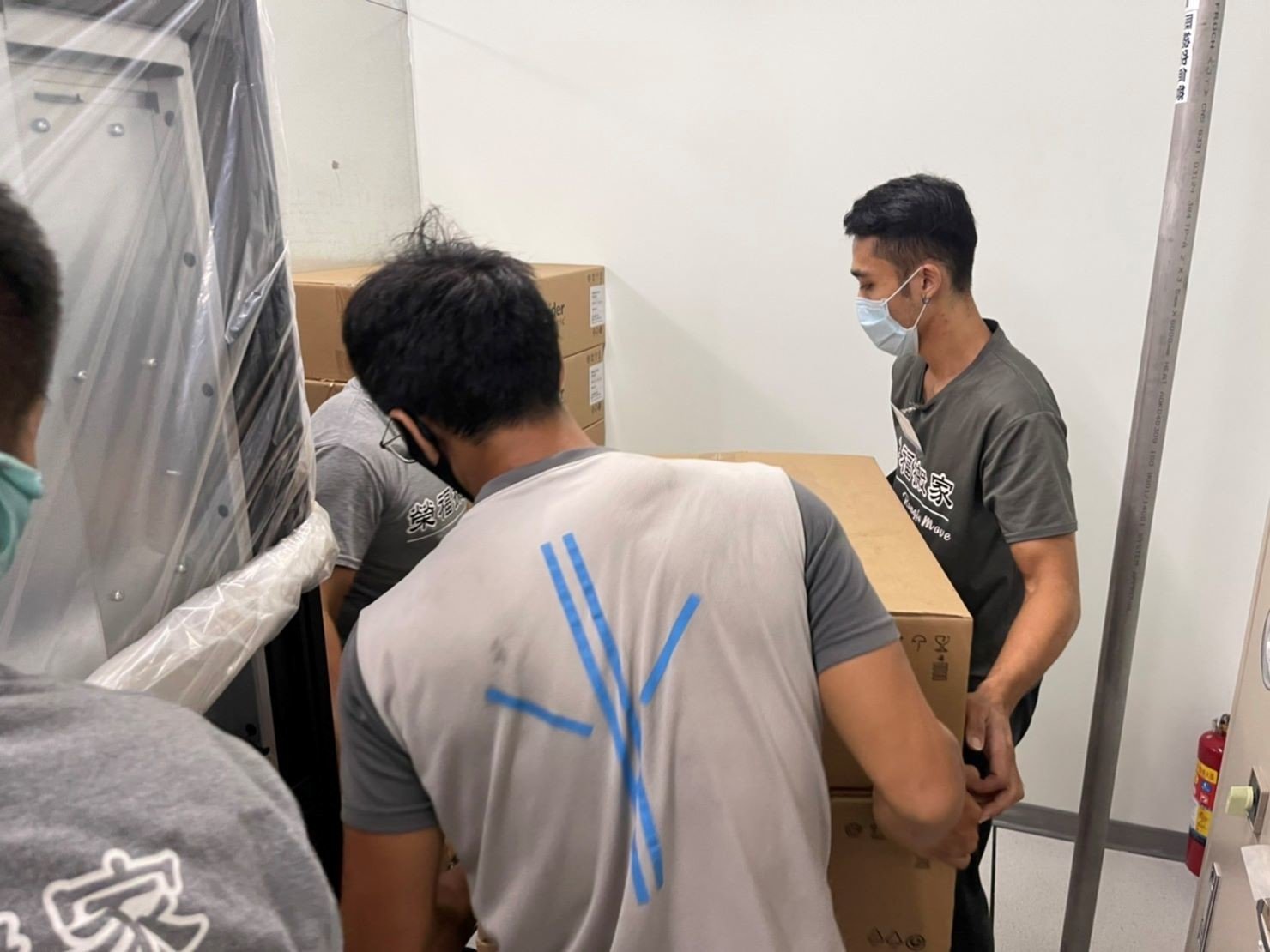搬機器、搬設備、搬機器機櫃、搬UPS設備、搬電池櫃、搬旁路開關、搬重物【榮福搬家公司】、搬魚缸、搬鋼琴、搬金庫、人力搬運、搬按摩椅、搬家首選、吊掛搬運、吊金庫搬運、特殊重物搬運、單件重物搬運、搬醫療床、專搬重物、企業搬運服務、公司行號搬遷、搬遷、新北搬家公司推薦、搬家公司、基隆搬家、南港搬家、桃園搬家公司推薦、台北搬家公司推薦:大台北搬家,精緻包裝搬運「細膩包裝、專業搬運、用心服務、以客為尊」是榮福搬家公司的宗旨與精神。歡迎立即來電02-2651-2727專人服務。 搬機器、搬設備、搬機器機櫃、搬UPS設備、搬電池櫃、搬旁路開關、搬重物【榮福搬家公司】、搬魚缸、搬鋼琴、搬金庫、人力搬運、搬按摩椅、搬家首選、吊掛搬運、吊金庫搬運、特殊重物搬運、單件重物搬運、搬醫療床、專搬重物、企業搬運服務、公司行號搬遷、搬遷、新北搬家公司推薦、搬家公司、基隆搬家、南港搬家、桃園搬家公司推薦、台北搬家公司推薦:大台北搬家,精緻包裝搬運「細膩包裝、專業搬運、用心服務、以客為尊」是榮福搬家公司的宗旨與精神。歡迎立即來電02-2651-2727專人服務。