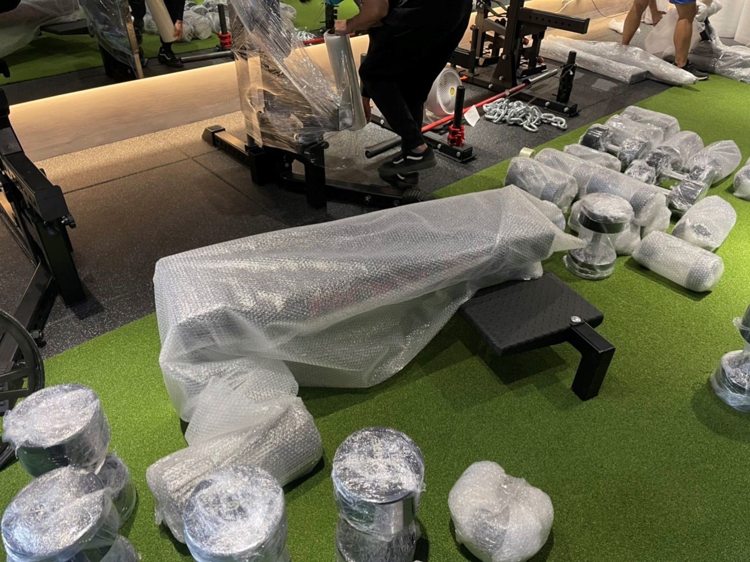 台北搬健身器材、南港搬健身器材、新北搬健身器材、雙北搬健身器材、汐止搬健身器材、中永和搬健身器材、板橋搬健身器材、五股搬健身器材、基隆搬健身器材、桃園搬健身器材、專業健身器材搬運推薦【榮福搬家公司】各項運動器材倉儲暫放、各項健身器材精緻包裝、各項健身器材精緻包裝倉儲暫放、運動器材設備搬運、搬居家跑步機、搬滑步機、搬橢圓機、搬跑步機、搬深蹲架、搬種訓架、各式居家搬運動設備、重量深蹲架、健身房運動器材搬運【榮福搬家】具各項搬運設備及搬運動器材知識與技巧,也有各項物件拆裝的專門技能,破百公斤的設備器材、「專業搬運、用心服務、以客為尊」是榮福搬家公司的宗旨與精神。歡迎立即來電02-2651-2727專人服務。 台北搬健身器材、南港搬健身器材、新北搬健身器材、雙北搬健身器材、汐止搬健身器材、中永和搬健身器材、板橋搬健身器材、五股搬健身器材、基隆搬健身器材、桃園搬健身器材、專業健身器材搬運推薦【榮福搬家公司】各項運動器材倉儲暫放、各項健身器材精緻包裝、各項健身器材精緻包裝倉儲暫放、運動器材設備搬運、搬居家跑步機、搬滑步機、搬橢圓機、搬跑步機、搬深蹲架、搬種訓架、各式居家搬運動設備、重量深蹲架、健身房運動器材搬運【榮福搬家】具各項搬運設備及搬運動器材知識與技巧,也有各項物件拆裝的專門技能,破百公斤的設備器材、「專業搬運、用心服務、以客為尊」是榮福搬家公司的宗旨與精神。歡迎立即來電02-2651-2727專人服務。