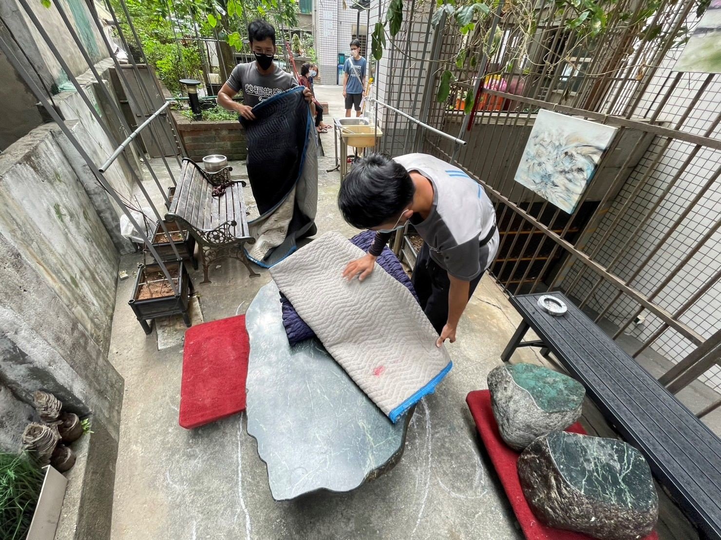 台北搬石桌椅組∣南港搬石桌椅組∣新北搬石桌椅組∣雙北搬石桌椅組∣汐止搬石桌椅組∣中永和搬石桌椅組∣板橋搬石桌椅組∣五股搬石桌椅組∣基隆搬石桌椅組∣桃園搬石桌椅組∣各種重物景觀涼亭石桌椅組搬運、大理石藝術品搬運、天然大理石桌椅推薦【榮福搬家】精緻包裝搬運「細膩包裝、專業搬運、用心服務、以客為尊」是榮福搬家公司的宗旨與精神。歡迎立即來電02-2651-2727專人服務。 台北搬石桌椅組∣南港搬石桌椅組∣新北搬石桌椅組∣雙北搬石桌椅組∣汐止搬石桌椅組∣中永和搬石桌椅組∣板橋搬石桌椅組∣五股搬石桌椅組∣基隆搬石桌椅組∣桃園搬石桌椅組∣各種重物景觀涼亭石桌椅組搬運、大理石藝術品搬運、天然大理石桌椅推薦【榮福搬家】精緻包裝搬運「細膩包裝、專業搬運、用心服務、以客為尊」是榮福搬家公司的宗旨與精神。歡迎立即來電02-2651-2727專人服務。