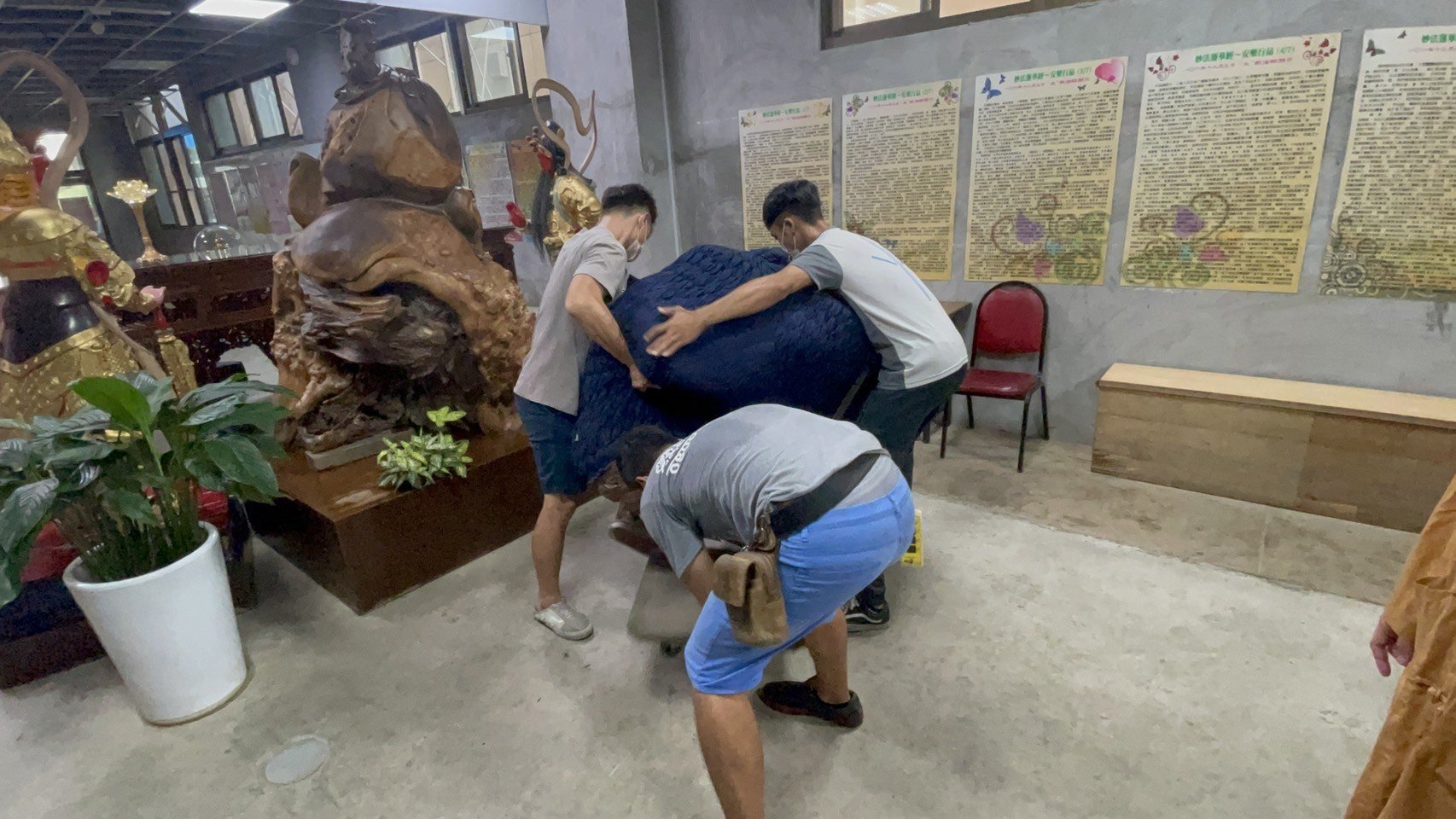 搬家首選【榮福搬家公司】木雕刻品、木雕神像、木雕刻藝術品、樹瘤佛像、宗教文物、佛具用品、檜木雕刻佛像、佛具用品店搬運、佛禪搬運、跨縣市搬家、搬工計時、搬大型佛像、搬大型重物、特殊重物搬運、用心防護、精緻包裝、搬重物技巧、新北搬家公司推薦、搬家車、搬家公司、基隆搬家、南港搬家、桃園搬家公司推薦、台北搬家公司推薦:大台北搬家,精緻包裝搬運「細膩包裝、專業搬運、用心服務、以客為尊」是榮福搬家公司的宗旨與精神。歡迎立即來電02-2651-2727專人服務。 搬家首選【榮福搬家公司】木雕刻品、木雕神像、木雕刻藝術品、樹瘤佛像、宗教文物、佛具用品、檜木雕刻佛像、佛具用品店搬運、佛禪搬運、跨縣市搬家、搬工計時、搬大型佛像、搬大型重物、特殊重物搬運、用心防護、精緻包裝、搬重物技巧、新北搬家公司推薦、搬家車、搬家公司、基隆搬家、南港搬家、桃園搬家公司推薦、台北搬家公司推薦:大台北搬家,精緻包裝搬運「細膩包裝、專業搬運、用心服務、以客為尊」是榮福搬家公司的宗旨與精神。歡迎立即來電02-2651-2727專人服務。