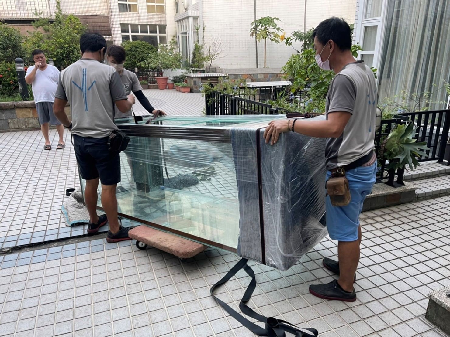 特殊搬運、搬重物【榮福搬家公司】8尺玻璃魚缸、搬單一玻璃魚缸、水族魚缸、精搬魚缸、展示魚缸、風水魚缸、搬魚缸、家庭搬家、跨縣市搬家、搬工計時、人力搬運、、搬家首選、特殊重物搬運、專搬重物、搬重物技巧、新北搬家公司推薦、搬家車、搬家公司、基隆搬家、南港搬家、桃園搬家公司推薦、台北搬家公司推薦:大台北搬家,精緻包裝搬運「細膩包裝、專業搬運、用心服務、以客為尊」是榮福搬家公司的宗旨與精神。歡迎立即來電02-2651-2727專人服務。 特殊搬運、搬重物【榮福搬家公司】8尺玻璃魚缸、搬單一玻璃魚缸、水族魚缸、精搬魚缸、展示魚缸、風水魚缸、搬魚缸、家庭搬家、跨縣市搬家、搬工計時、人力搬運、、搬家首選、特殊重物搬運、專搬重物、搬重物技巧、新北搬家公司推薦、搬家車、搬家公司、基隆搬家、南港搬家、桃園搬家公司推薦、台北搬家公司推薦:大台北搬家,精緻包裝搬運「細膩包裝、專業搬運、用心服務、以客為尊」是榮福搬家公司的宗旨與精神。歡迎立即來電02-2651-2727專人服務。