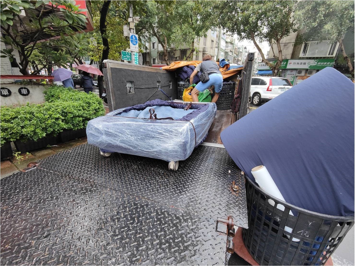 台北搬電動醫療床∣南港搬電動醫療床∣新北搬電動醫療床∣雙北搬電動醫療床∣汐止搬電動醫療床∣五股搬電動醫療床∣中永和搬電動醫療床∣板橋搬電動醫療床∣桃園搬電動醫療床,推薦【榮福搬家】屬專業搬家細膩搬運唯一搬重物首選,累積20年各式各樣特殊重物的搬運經驗,專業敏捷快速完成您的各項搬運任務。榮福搬家具備精緻包裝搬運「細膩包裝、專業搬運、用心服務、以客為尊」是榮福搬家公司的宗旨與精神。歡迎立即來電02-2651-2727專人服務。 台北搬電動醫療床∣南港搬電動醫療床∣新北搬電動醫療床∣雙北搬電動醫療床∣汐止搬電動醫療床∣五股搬電動醫療床∣中永和搬電動醫療床∣板橋搬電動醫療床∣桃園搬電動醫療床,推薦【榮福搬家】屬專業搬家細膩搬運唯一搬重物首選,累積20年各式各樣特殊重物的搬運經驗,專業敏捷快速完成您的各項搬運任務。榮福搬家具備精緻包裝搬運「細膩包裝、專業搬運、用心服務、以客為尊」是榮福搬家公司的宗旨與精神。歡迎立即來電02-2651-2727專人服務。